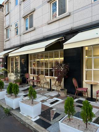 예쁜 테라스와 다양한 디저트를 저렴하게! - 카페 <못티>