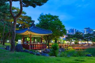 부쩍 더워진 요즘, 야간 산책으로 추천하는 '동춘당공원'