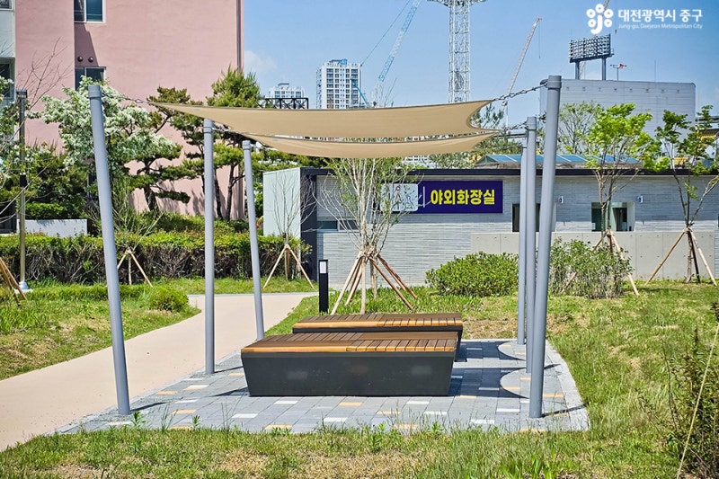 그늘막 벤치와 가까운 야외화장실