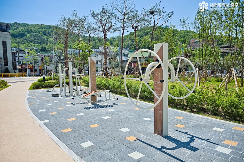 산책로 옆 생활체육시설