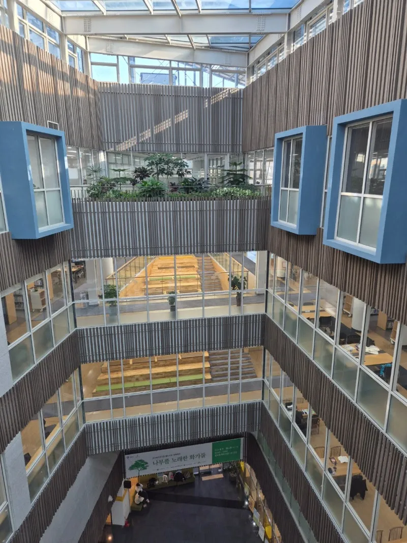 미래를 디자인하는 특성화 도서관 <광교홍재도서관> | 경기도 | 웰로