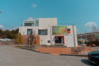 충청남도 논산 밀리언셀러 소설가 김홍신과 김홍신문학관