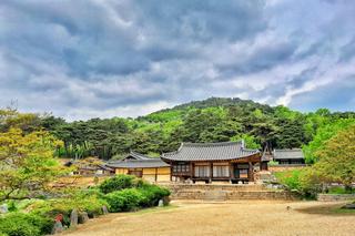 푸르름이 어우러진 명재고택