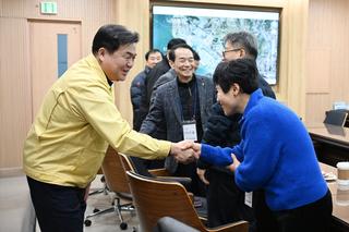 시흥시 어르신위원회, 청사 견학 통해 정책 제안 공유… 시흥시장, “현장의 나침반 역할 감사”