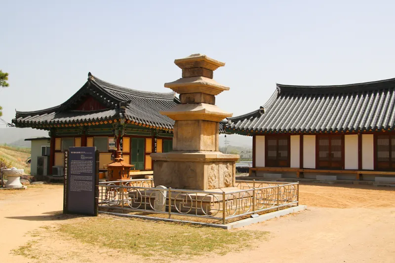 영천 문화재 여행 / 통일신라시대 신월리 삼층석탑 | 경상북도 영천시 ...