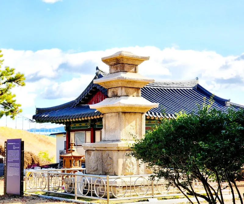 사계절 내내 주위 풍경과 잘 어우러지는 보물 영천 신월리 삼층석탑 ...