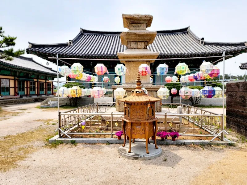 사계절 내내 주위 풍경과 잘 어우러지는 보물 영천 신월리 삼층석탑 ...