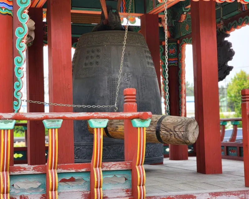 사계절 내내 주위 풍경과 잘 어우러지는 보물 영천 신월리 삼층석탑 ...