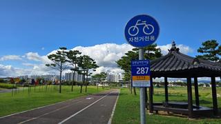 시원한 가을날, 영천 강변에서 자전거 타면서 힐링