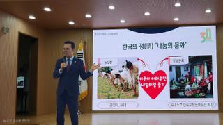 연수자원봉사대학 졸업식에서 사각모를 쓰다!