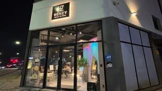 백운호수 근처 밤늦게까지 디저트를 즐길 수 있는 카페, '헨지'