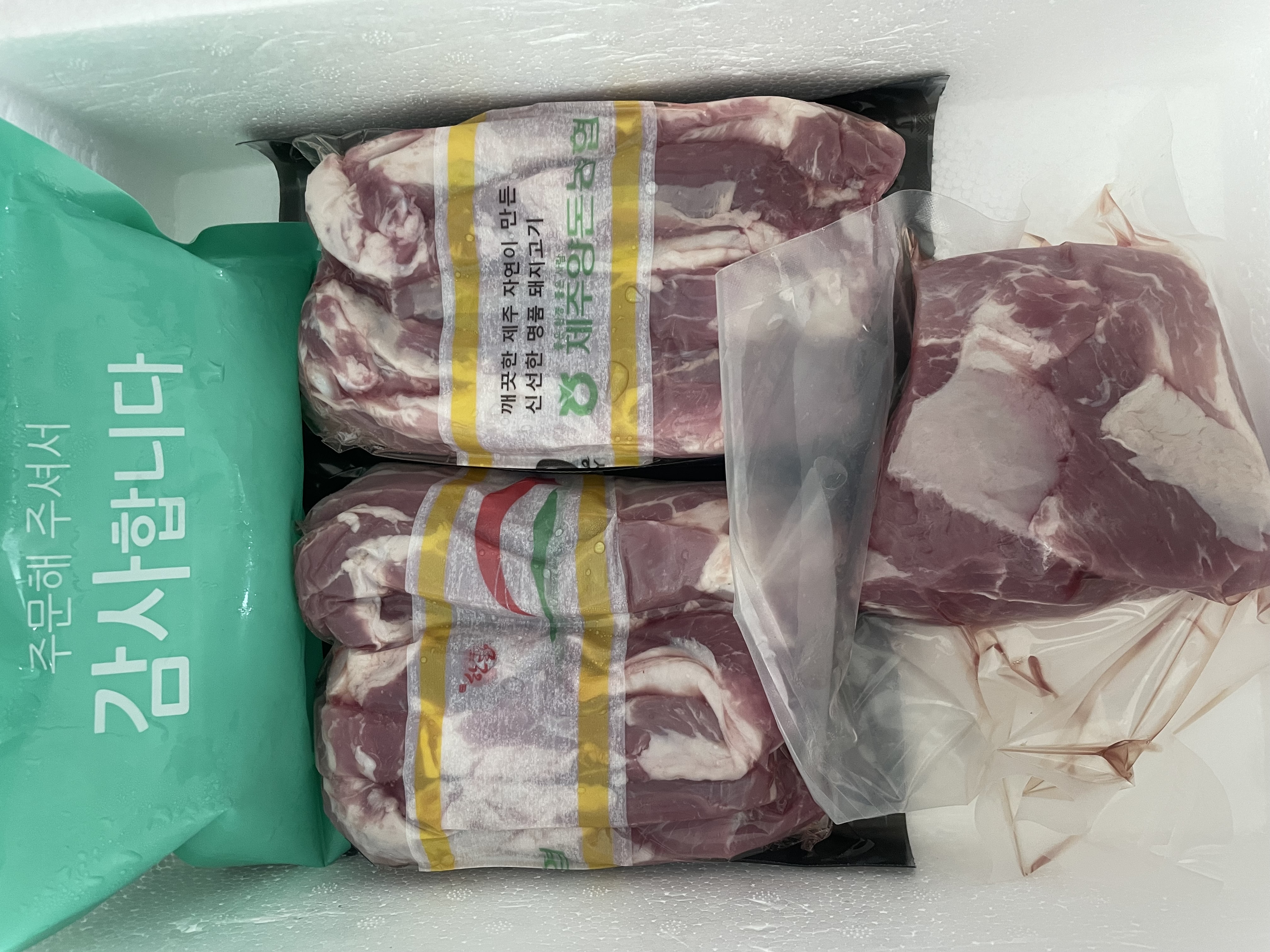제주양돈농협 삼겹구이용 (500g 2개) + 앞다리 300g 선물 세트-1