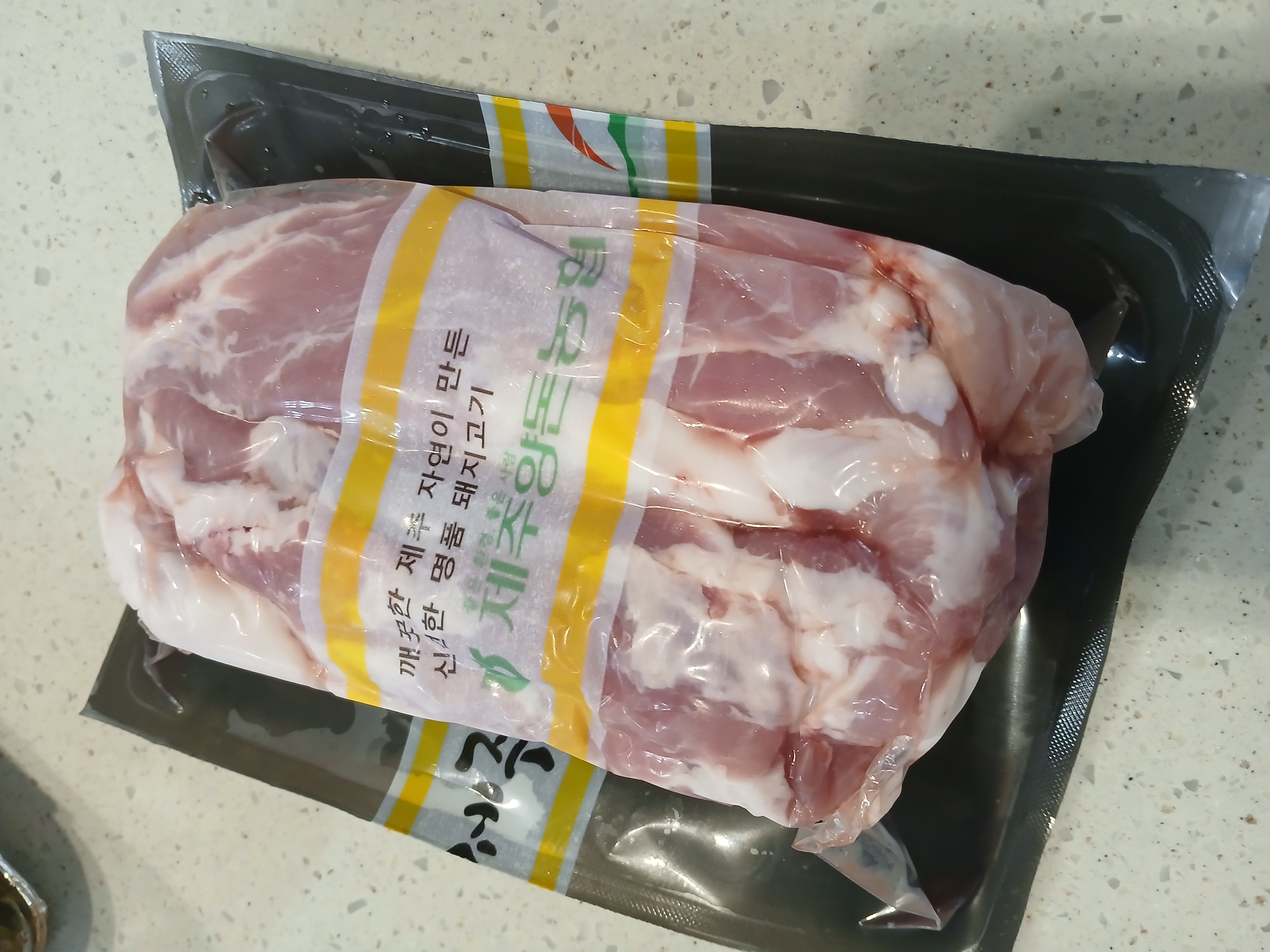 제주양돈농협 삼겹구이용 (500g 2개) + 앞다리 300g 선물 세트-1