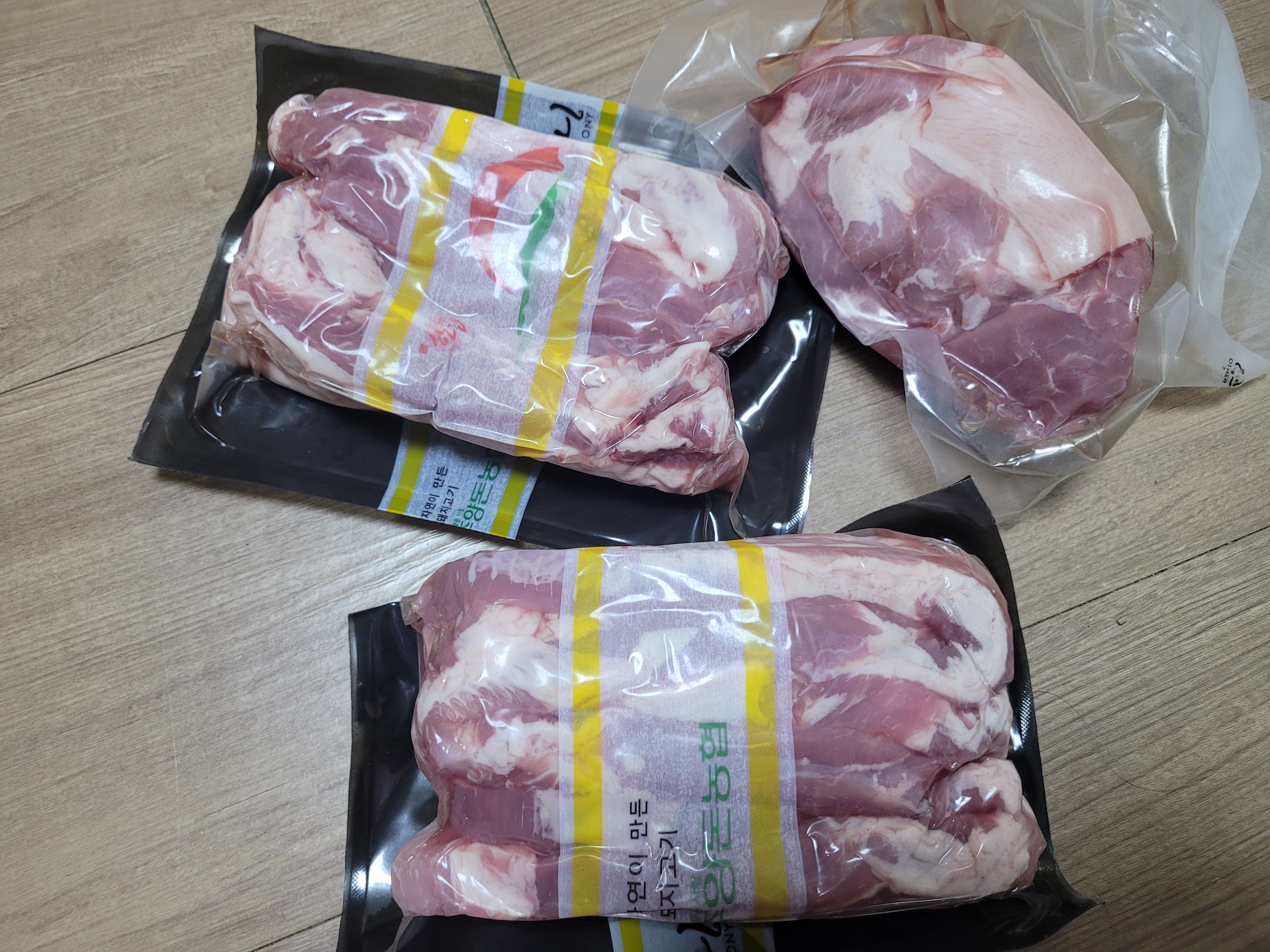 제주양돈농협 삼겹구이용 (500g 2개) + 앞다리 300g 선물 세트-1