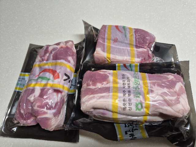 제주양돈농협 삼겹구이용 (500g 2개) + 앞다리 300g 선물 세트-1