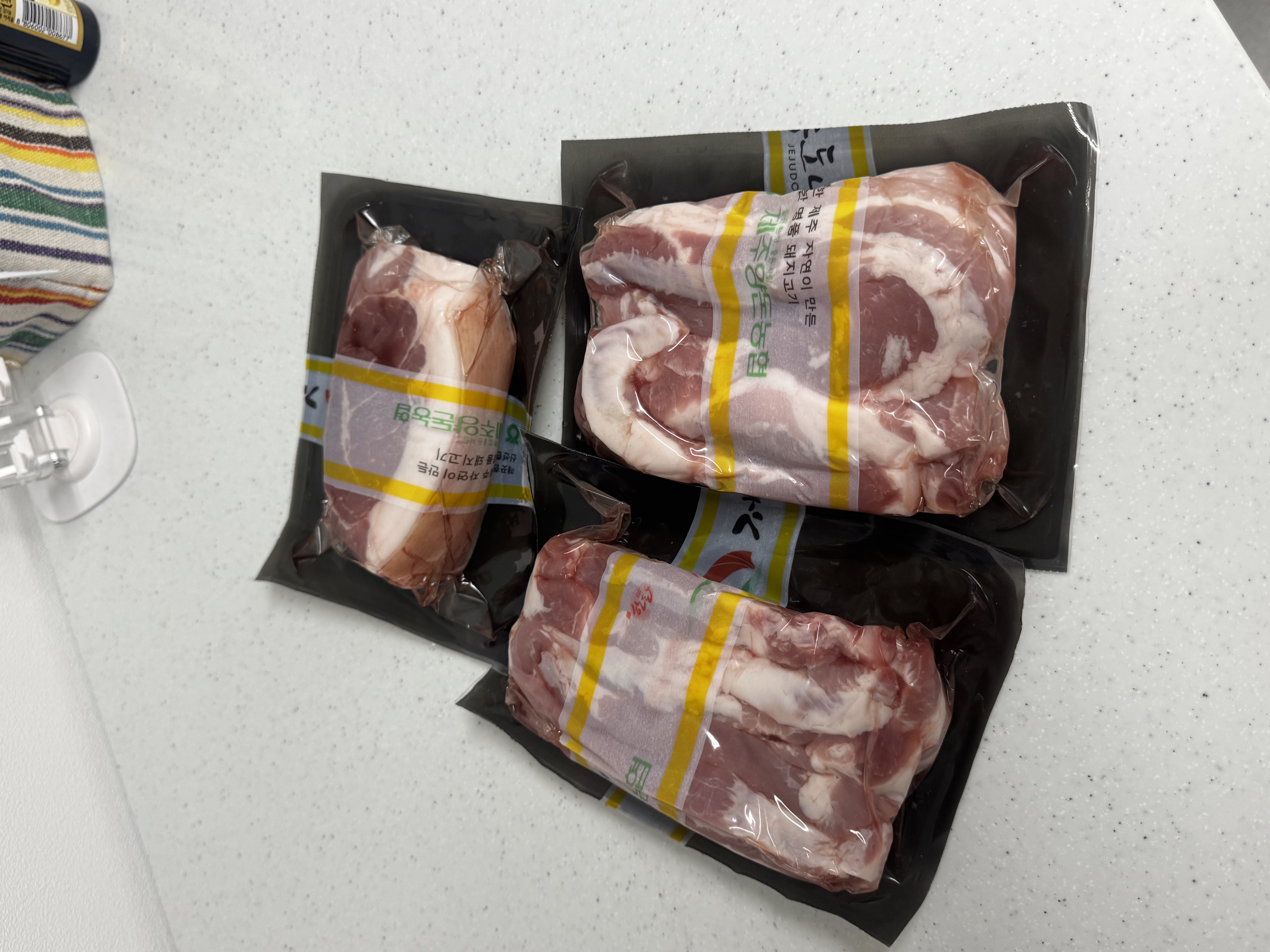 제주양돈농협 삼겹구이용 (500g 2개) + 앞다리 300g 선물 세트-1