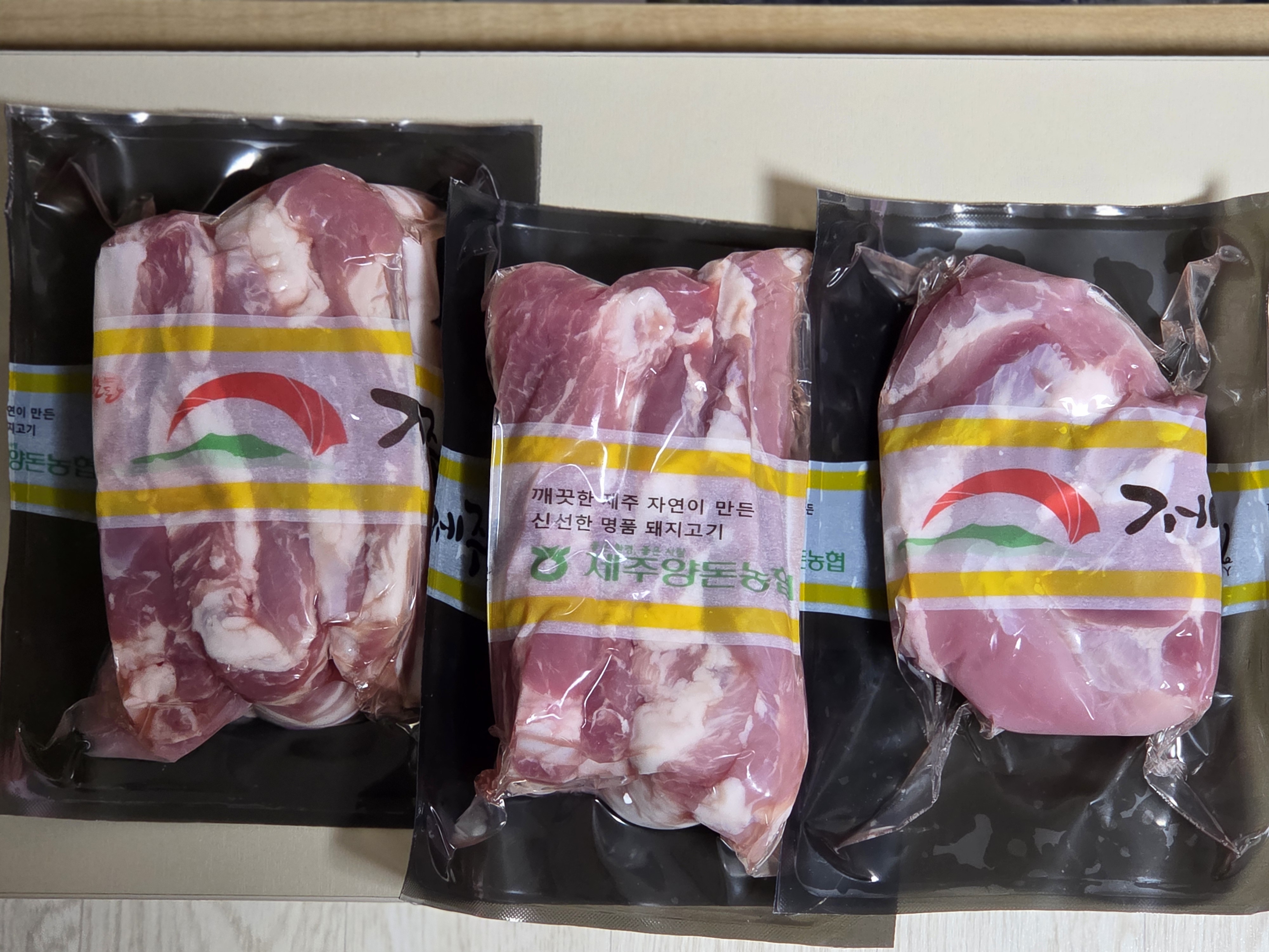 제주양돈농협 삼겹구이용 (500g 2개) + 앞다리 300g 선물 세트-1