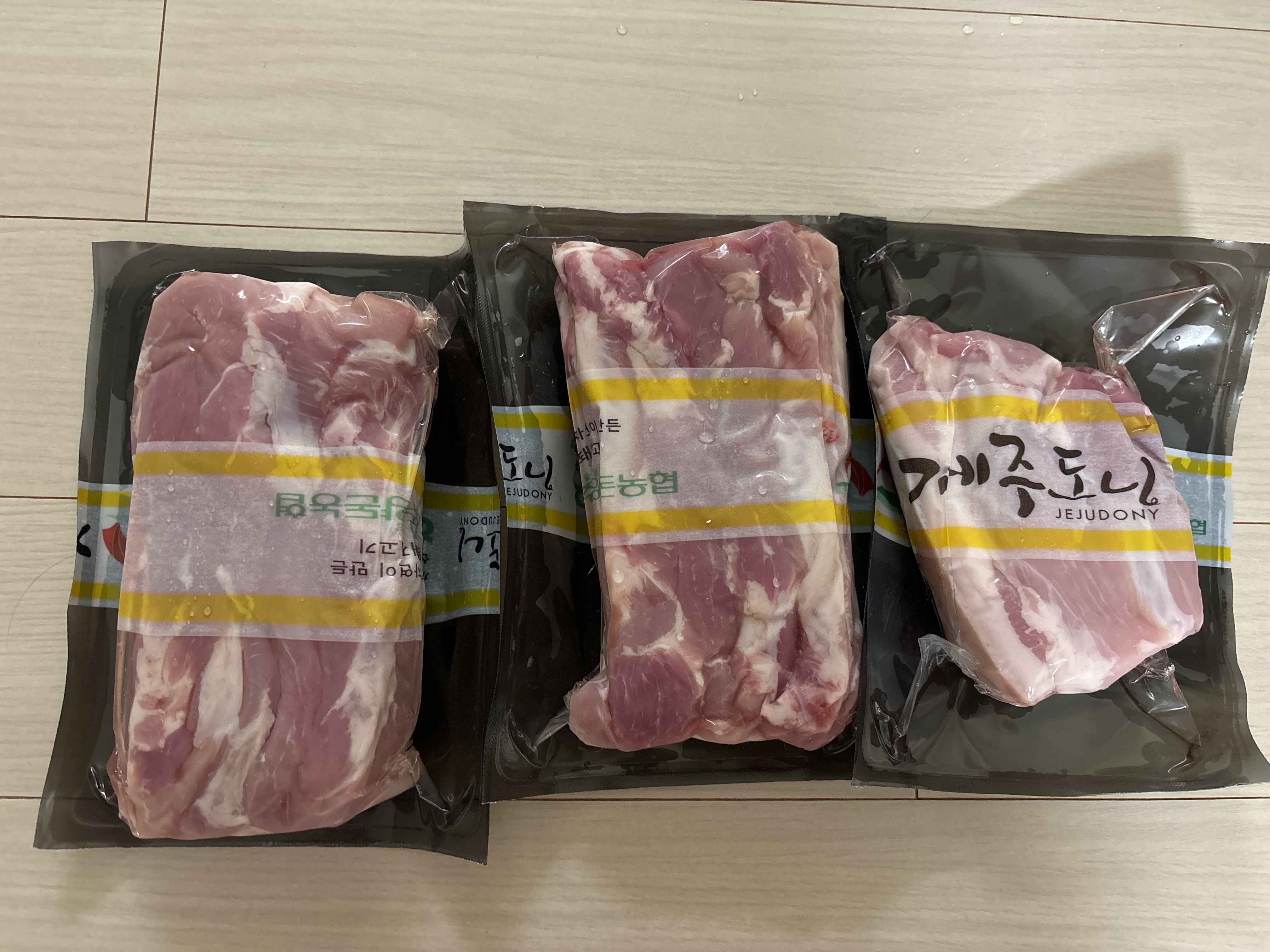 제주양돈농협 삼겹구이용 (500g 2개) + 앞다리 300g 선물 세트-2