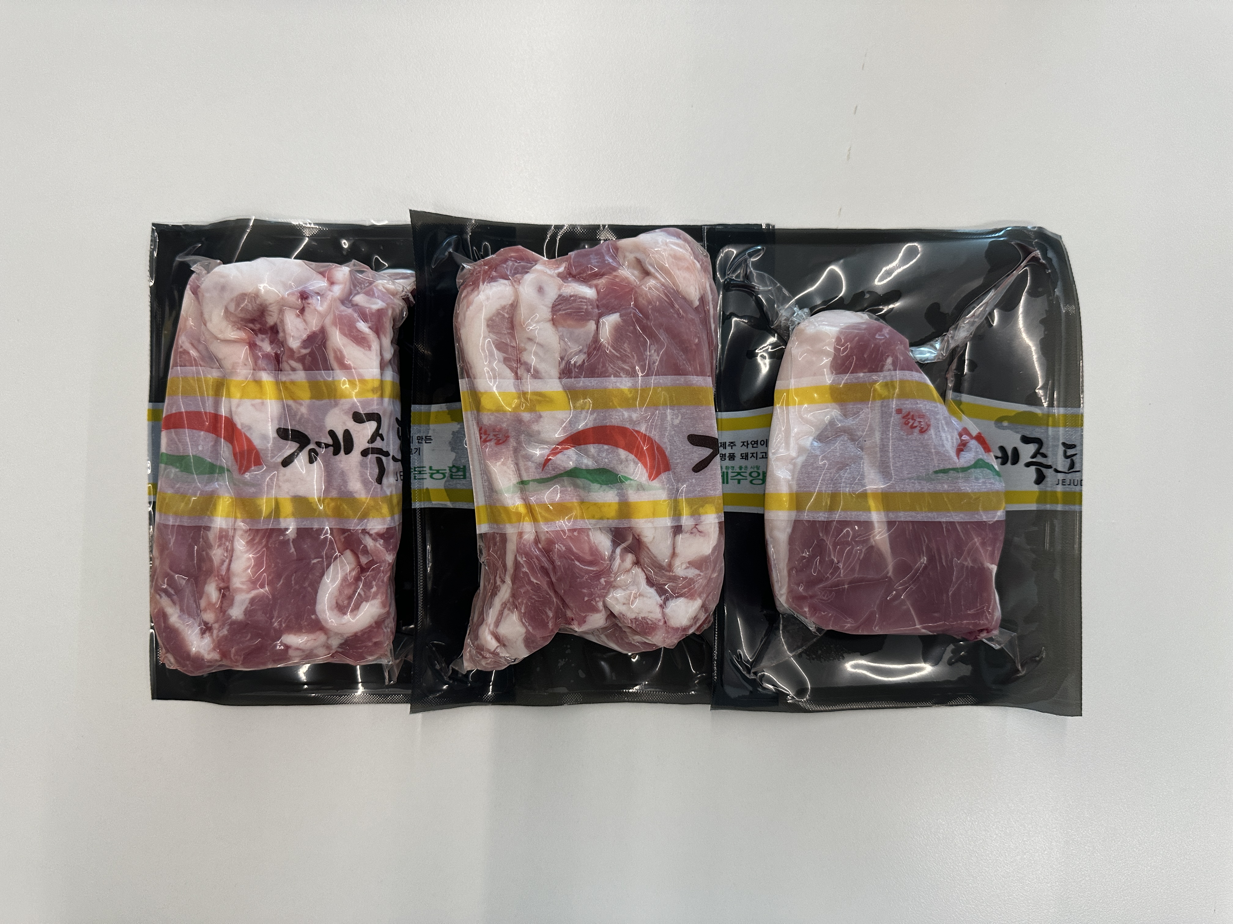 제주양돈농협 삼겹구이용 (500g 2개) + 앞다리 300g 선물 세트-1