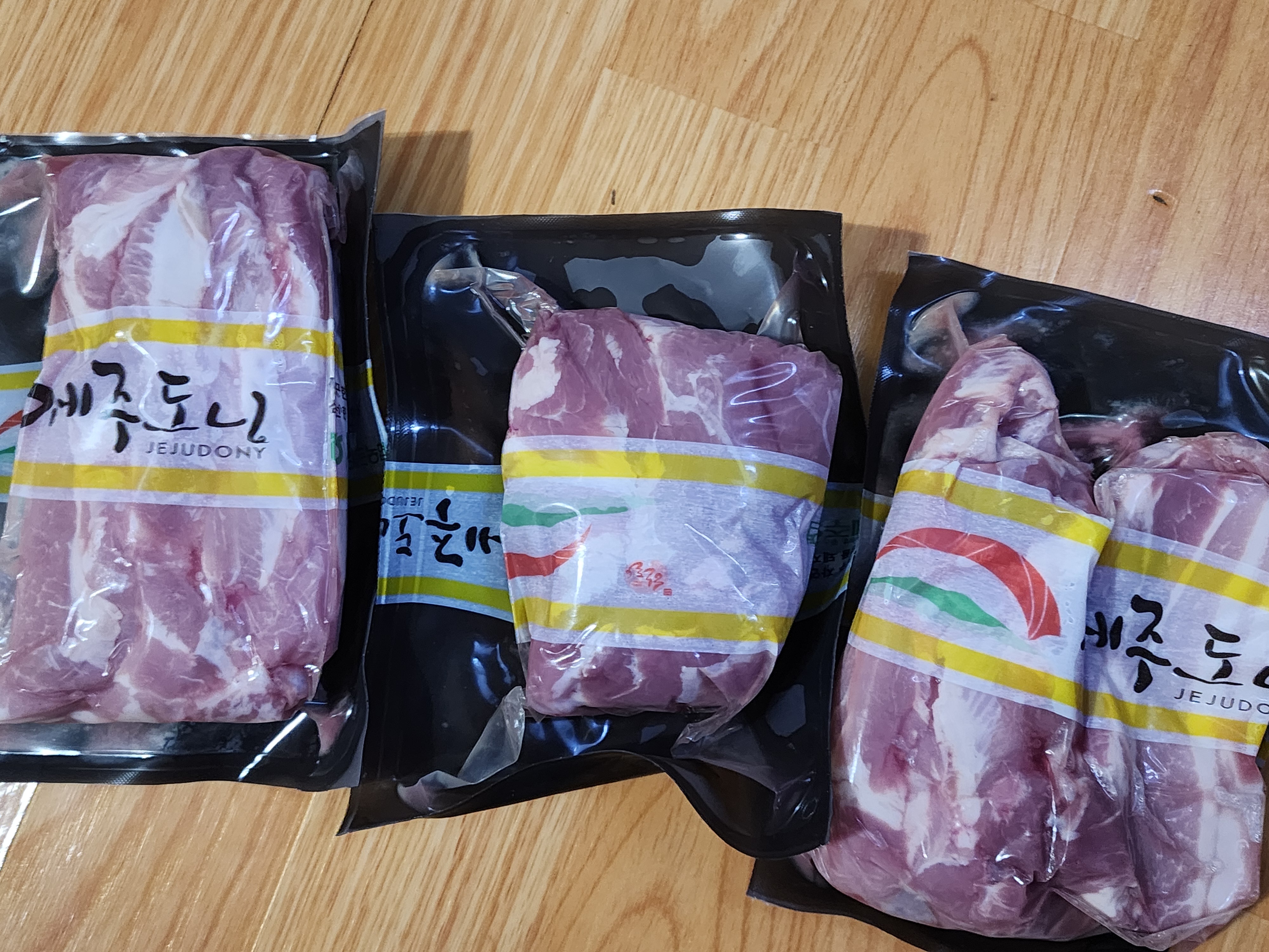 제주양돈농협 삼겹구이용 (500g 2개) + 앞다리 300g 선물 세트-1