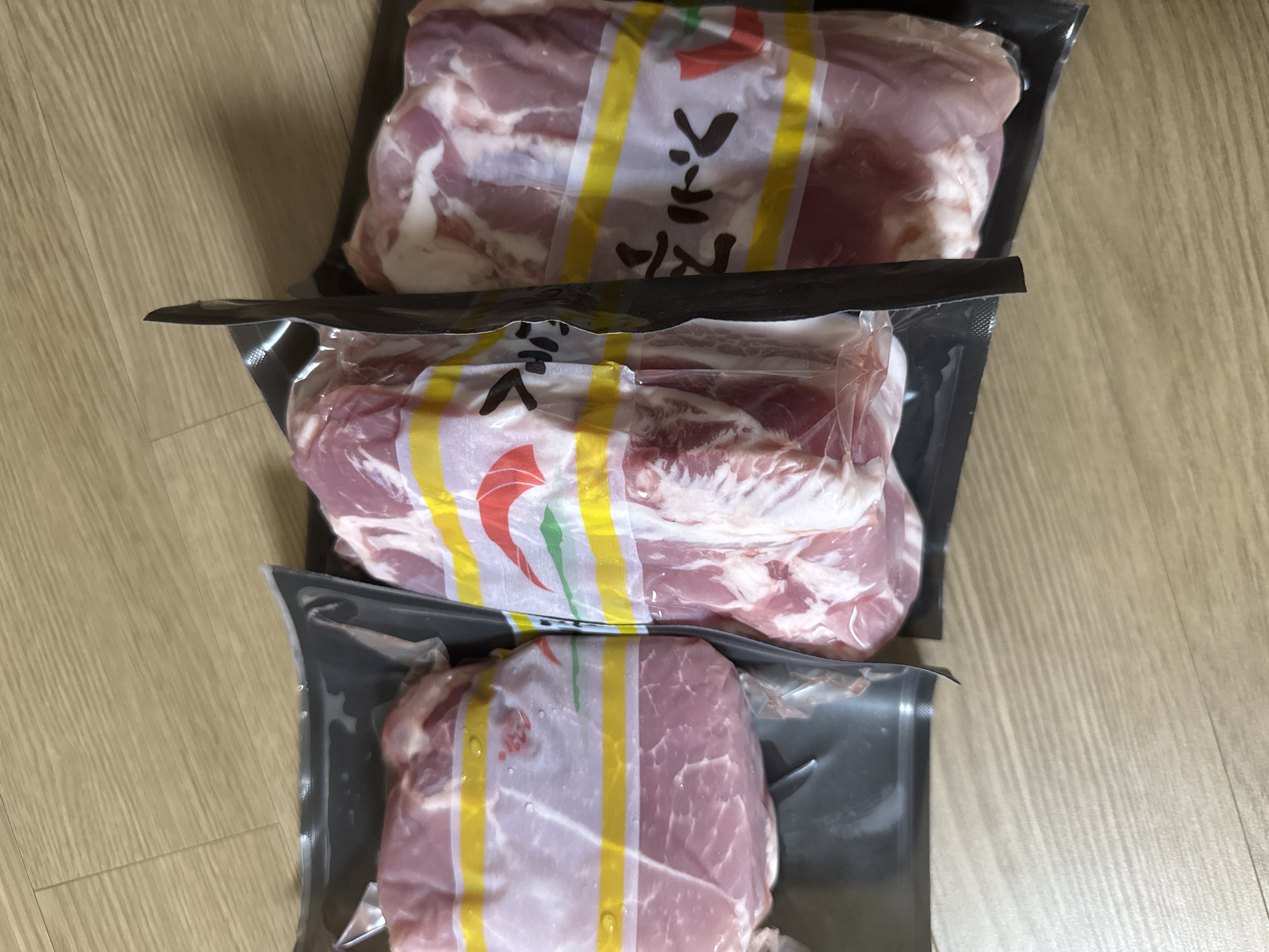 제주양돈농협 삼겹구이용 (500g 2개) + 앞다리 300g 선물 세트-1