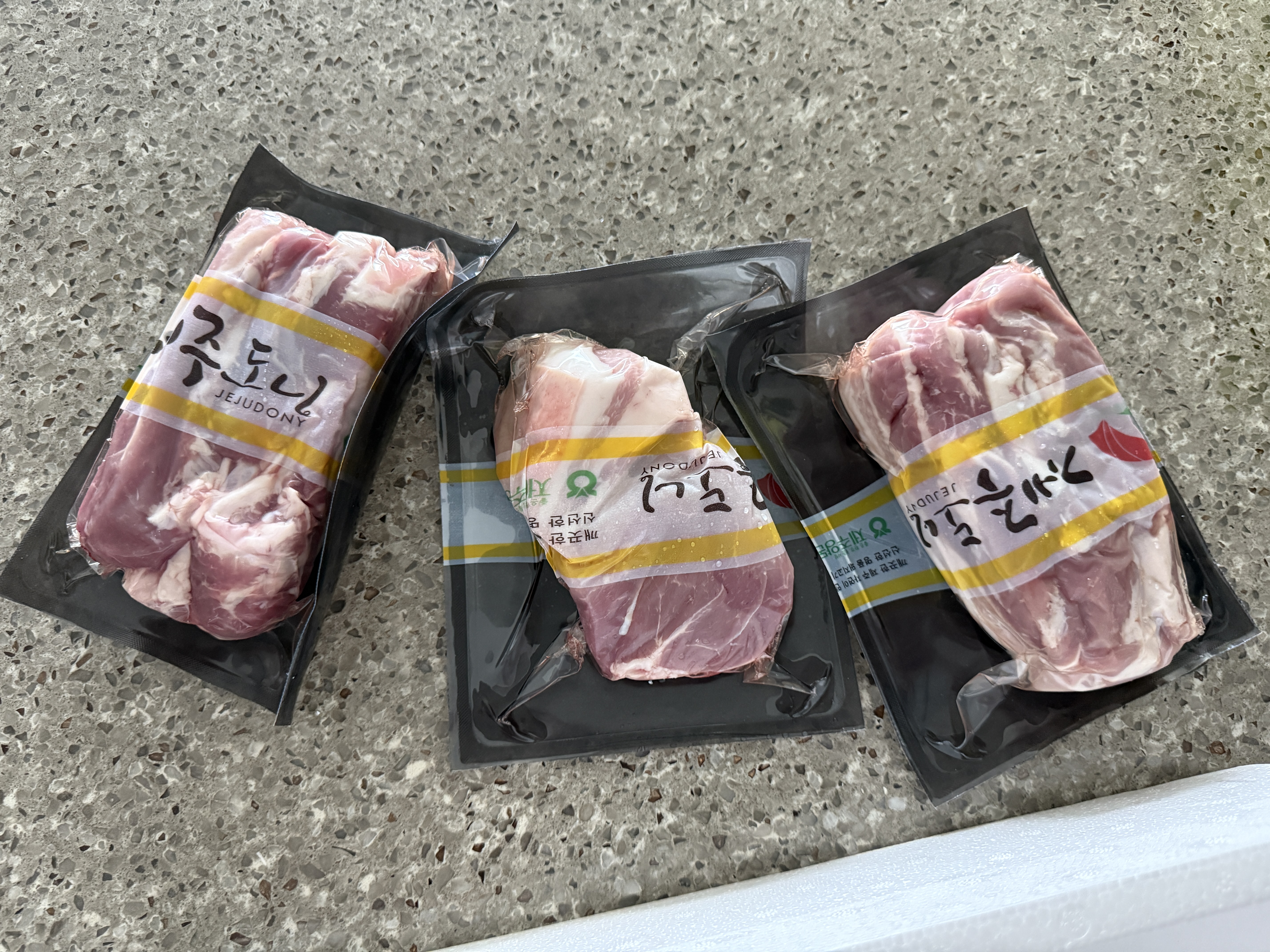 제주양돈농협 삼겹구이용 (500g 2개) + 앞다리 300g 선물 세트-1