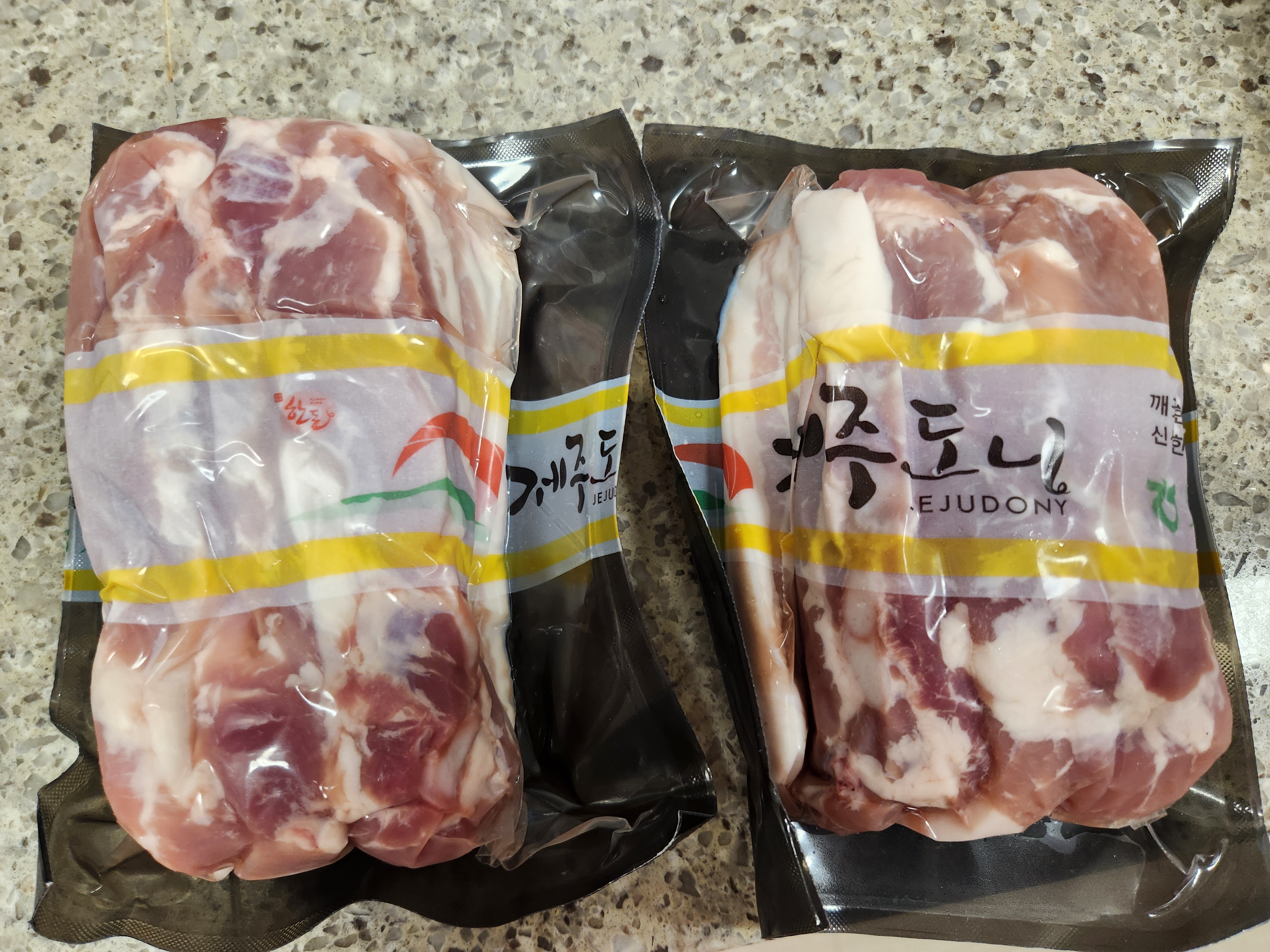 제주양돈농협 삼겹구이용 (500g 2개) + 앞다리 300g 선물 세트-1