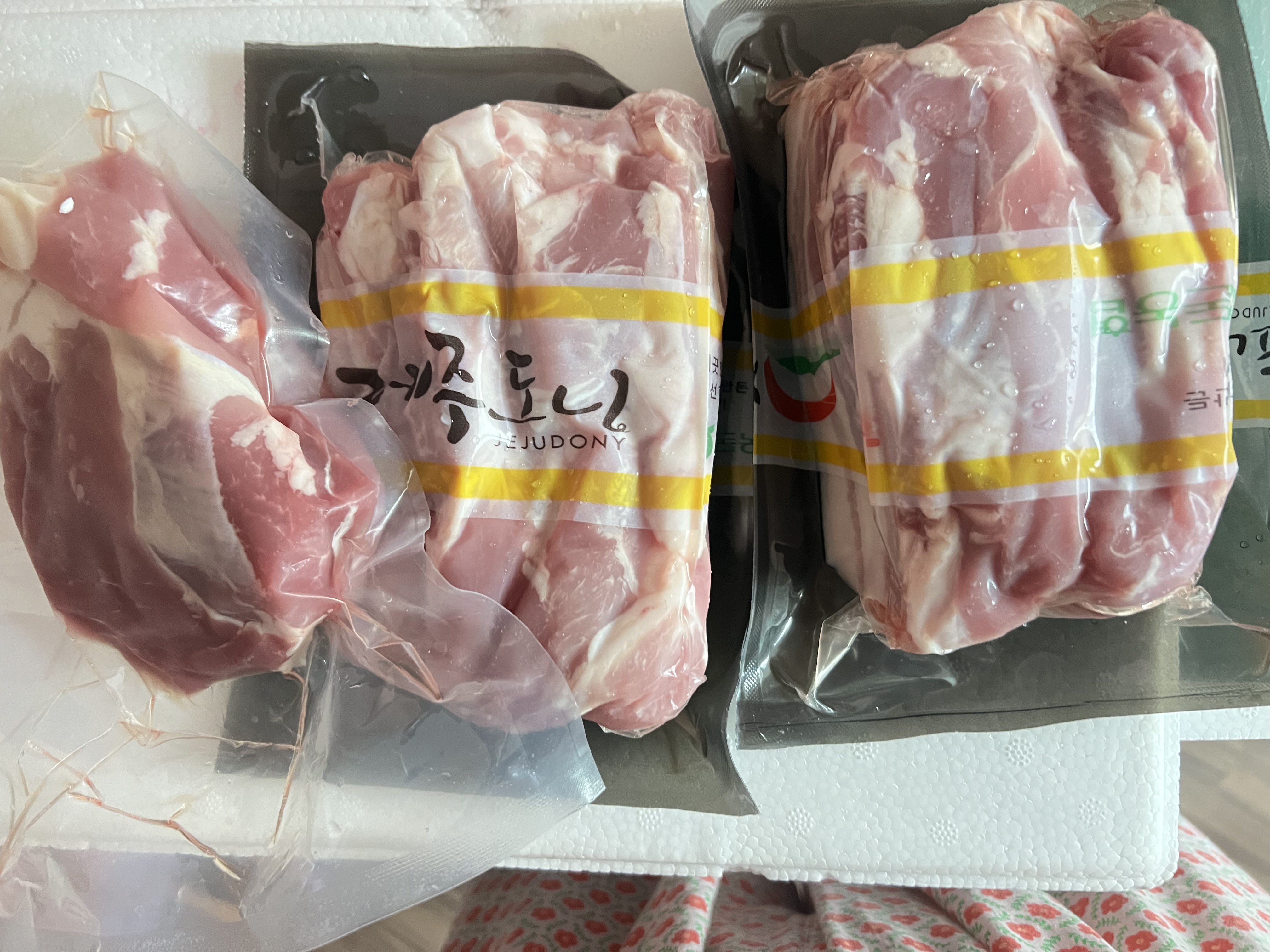 제주양돈농협 삼겹구이용 (500g 2개) + 앞다리 300g 선물 세트-1