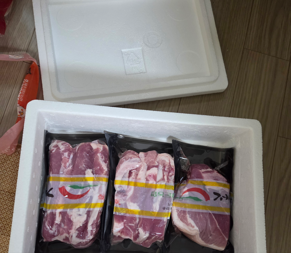 제주양돈농협 삼겹구이용 (500g 2개) + 앞다리 300g 선물 세트-1