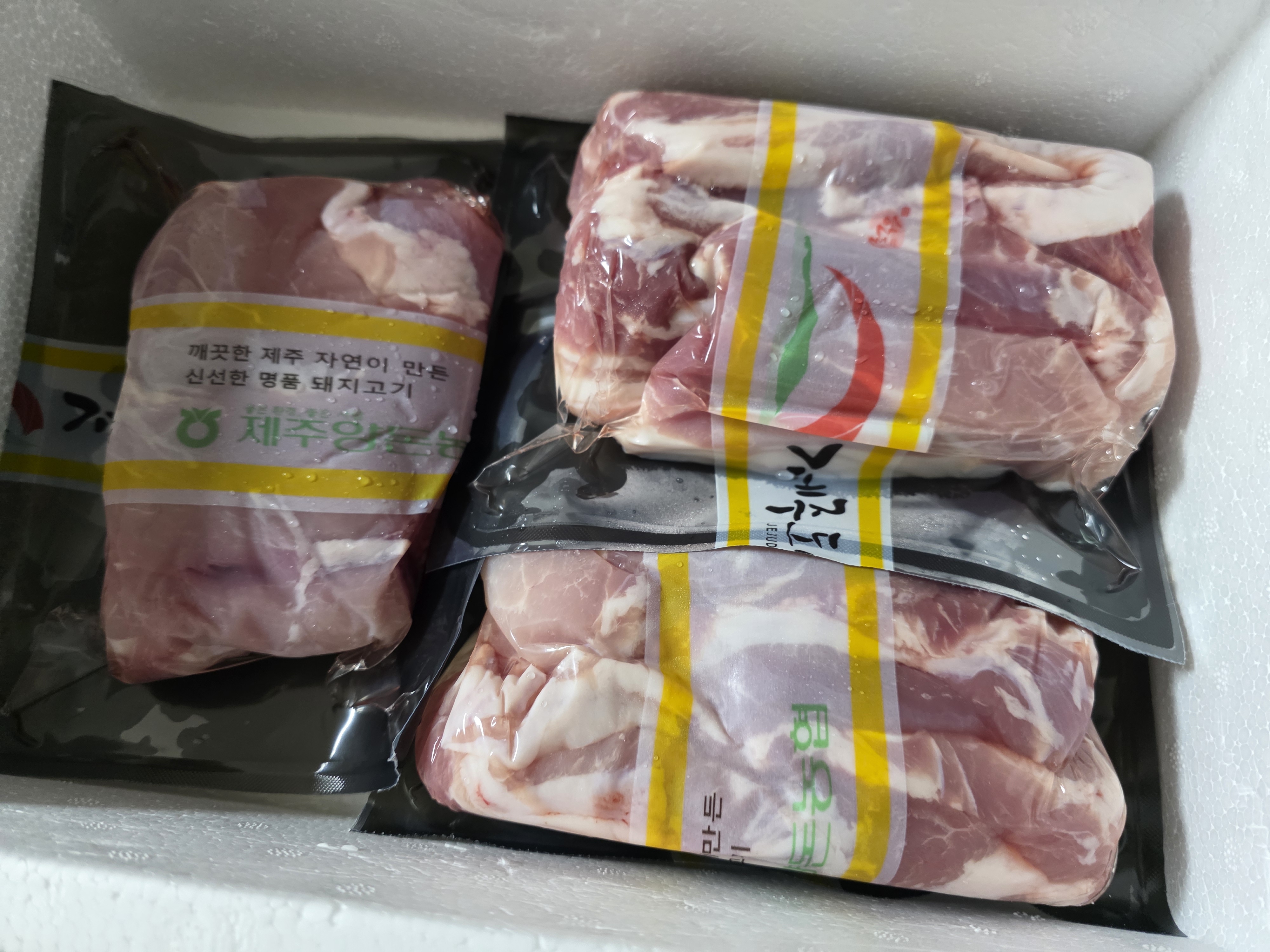 제주양돈농협 삼겹구이용 (500g 2개) + 앞다리 300g 선물 세트-1