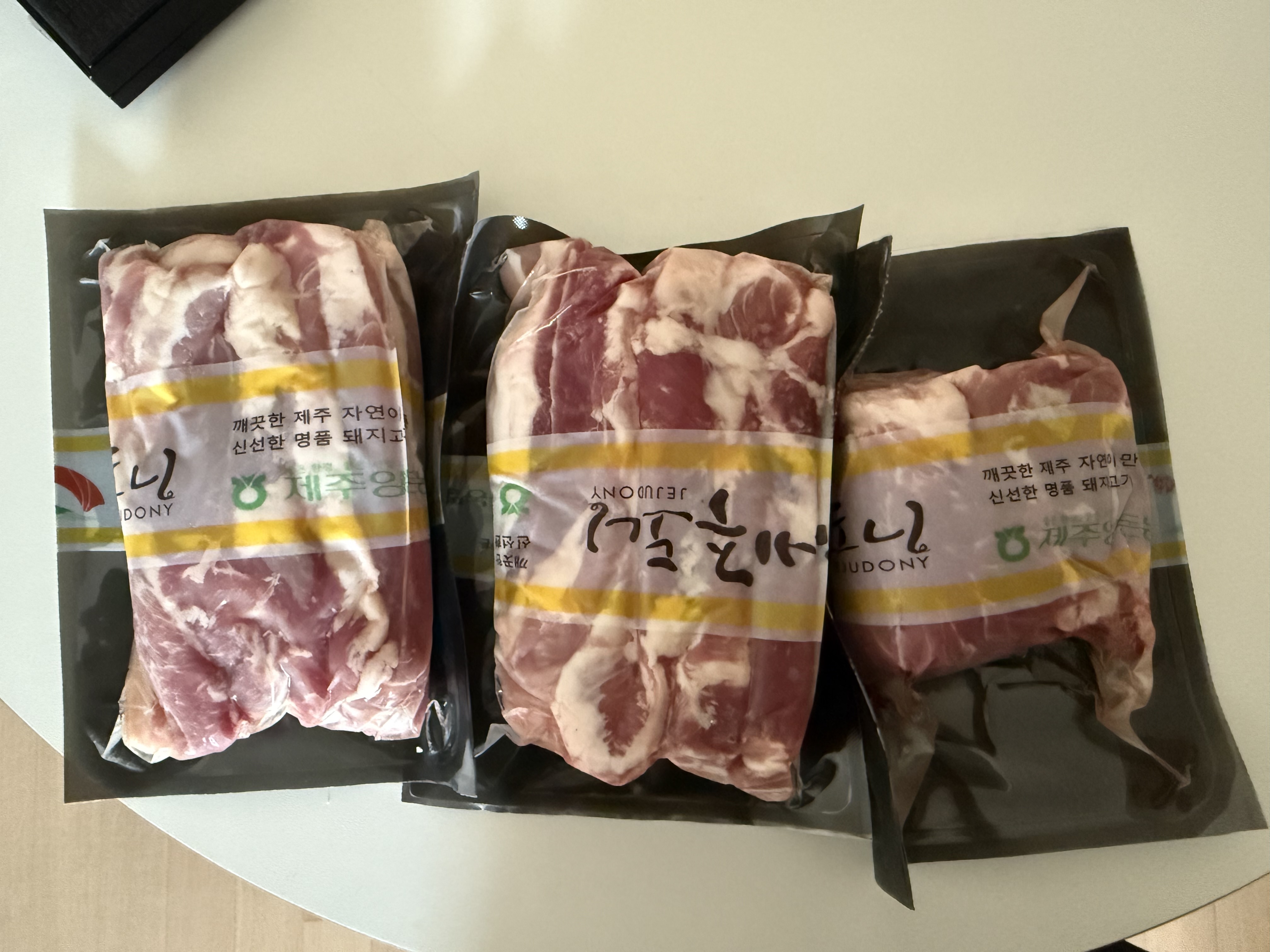 제주양돈농협 삼겹구이용 (500g 2개) + 앞다리 300g 선물 세트-1