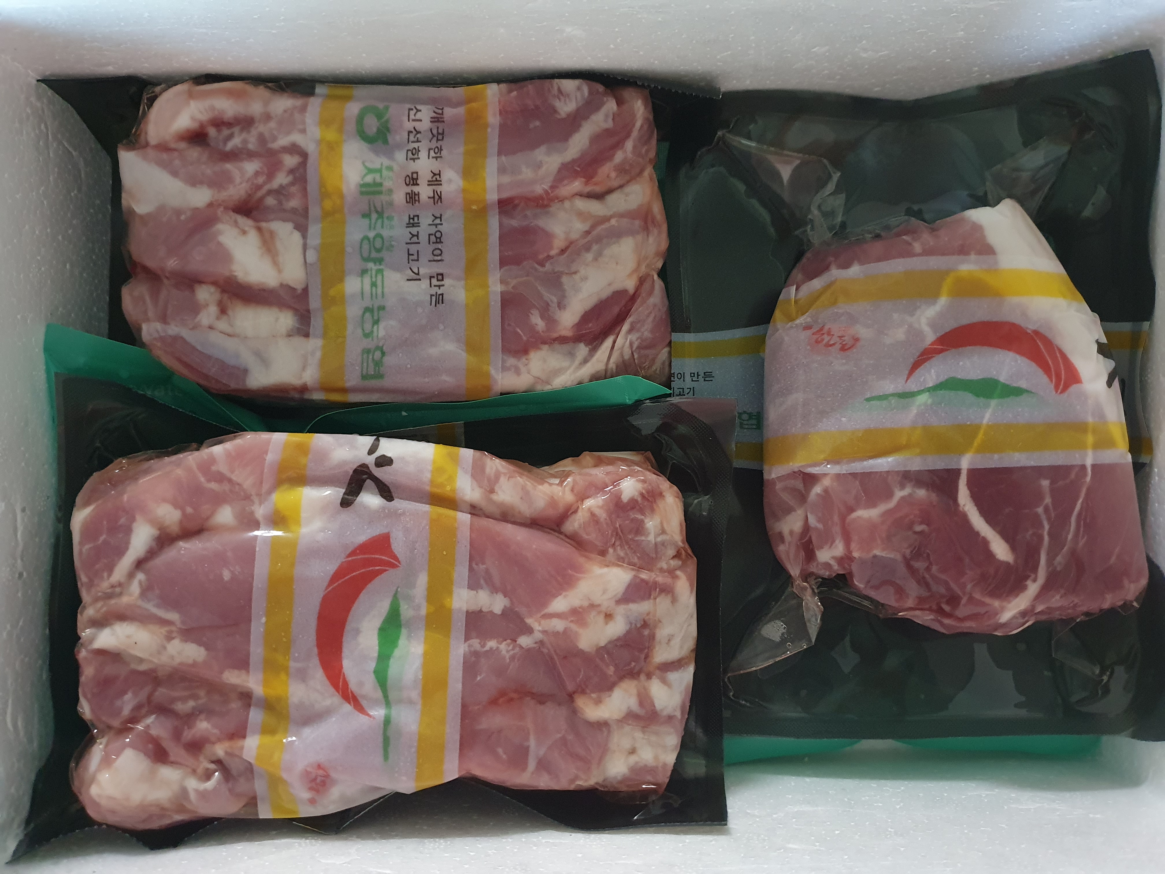 제주양돈농협 삼겹구이용 (500g 2개) + 앞다리 300g 선물 세트-1