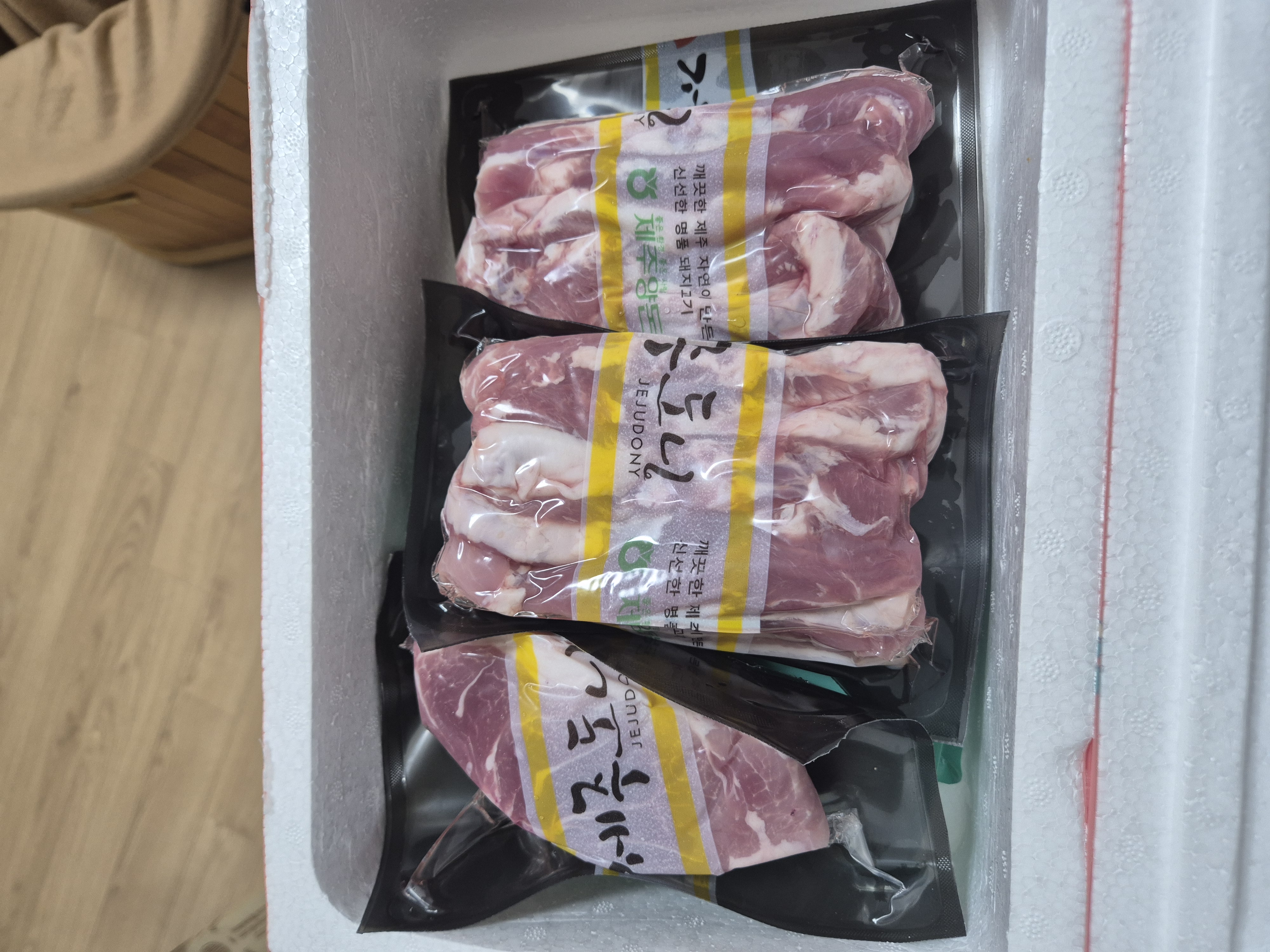 제주양돈농협 삼겹구이용 (500g 2개) + 앞다리 300g 선물 세트-1