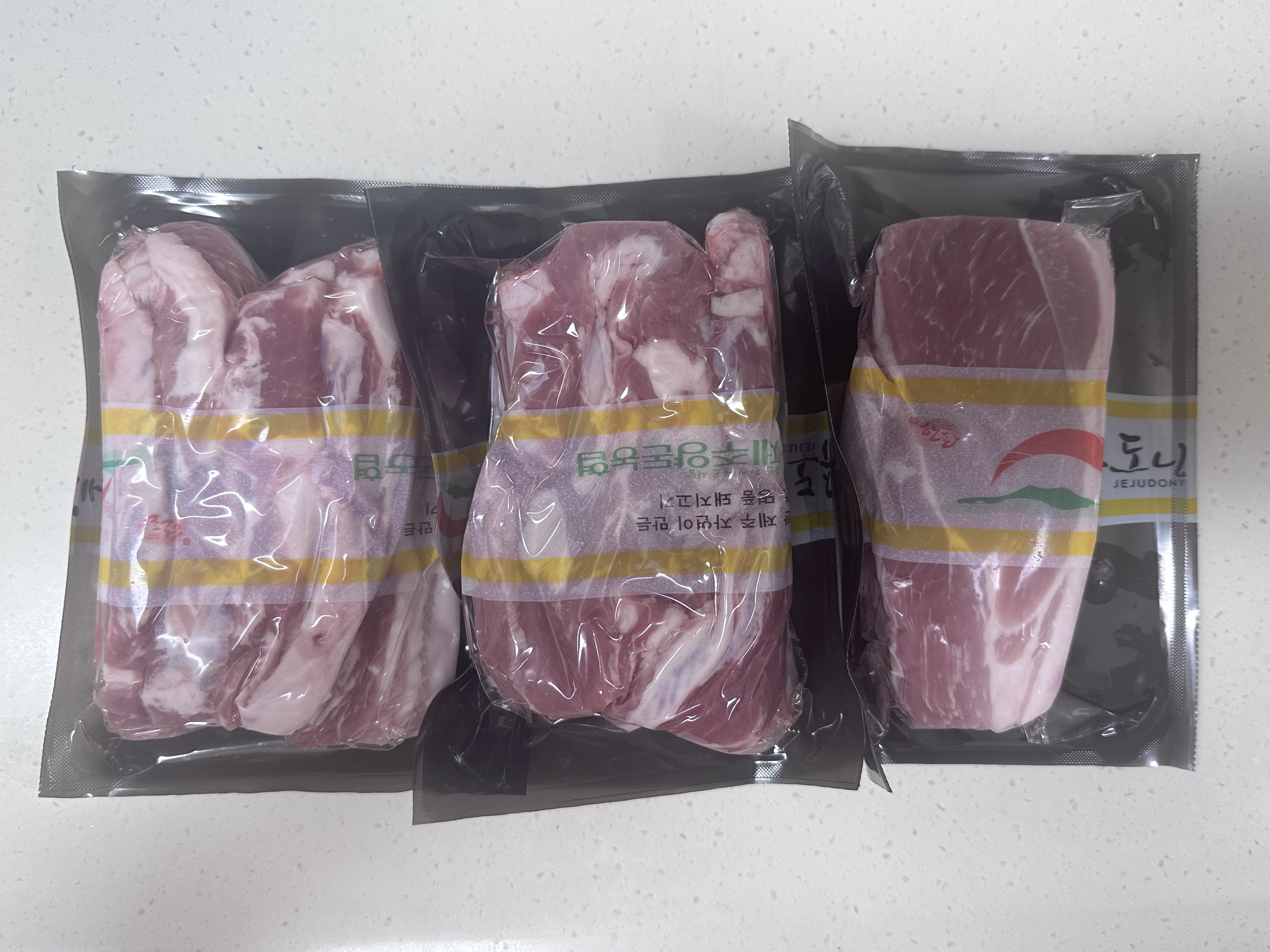 제주양돈농협 삼겹구이용 (500g 2개) + 앞다리 300g 선물 세트-1