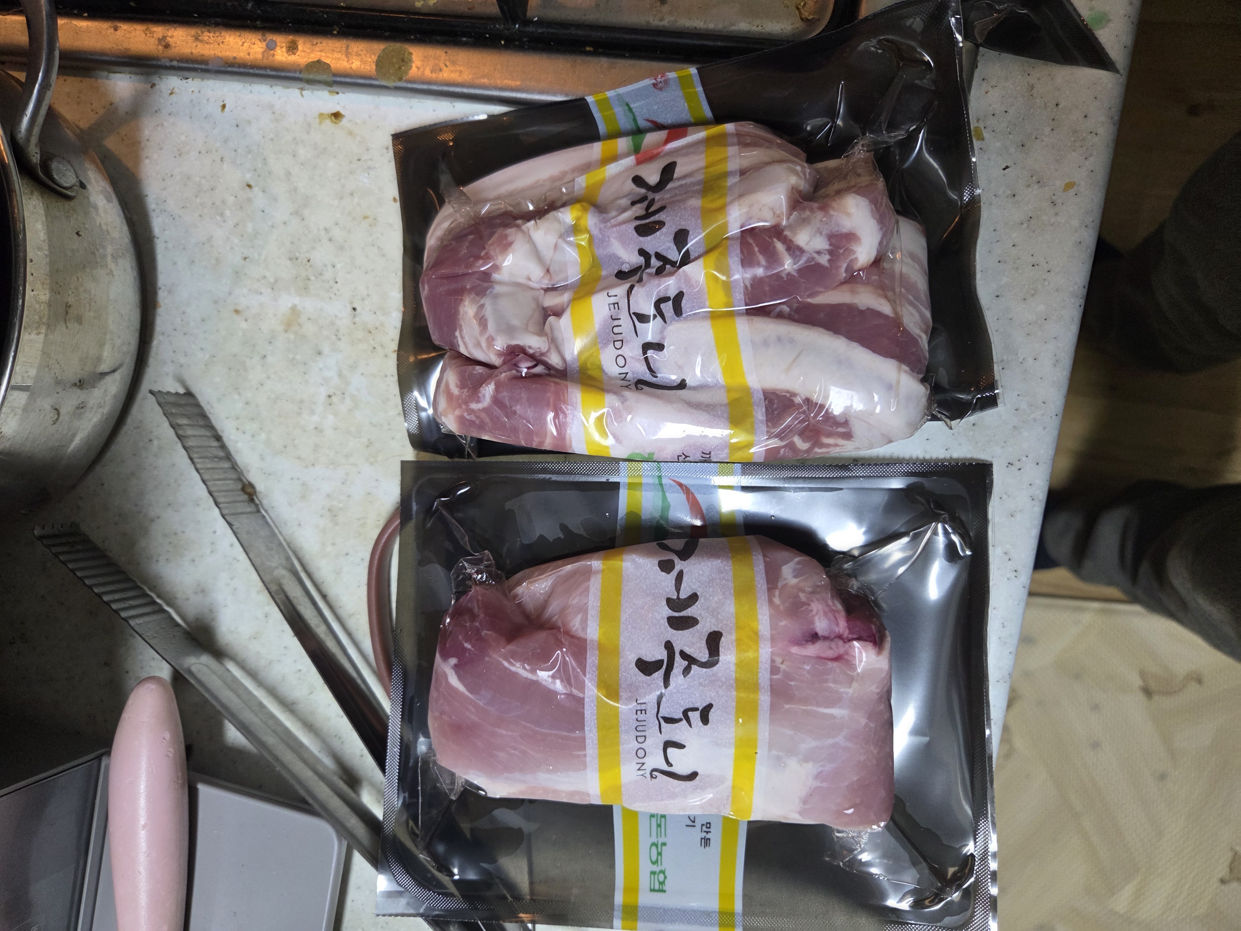제주양돈농협 삼겹구이용 (500g 2개) + 앞다리 300g 선물 세트-1