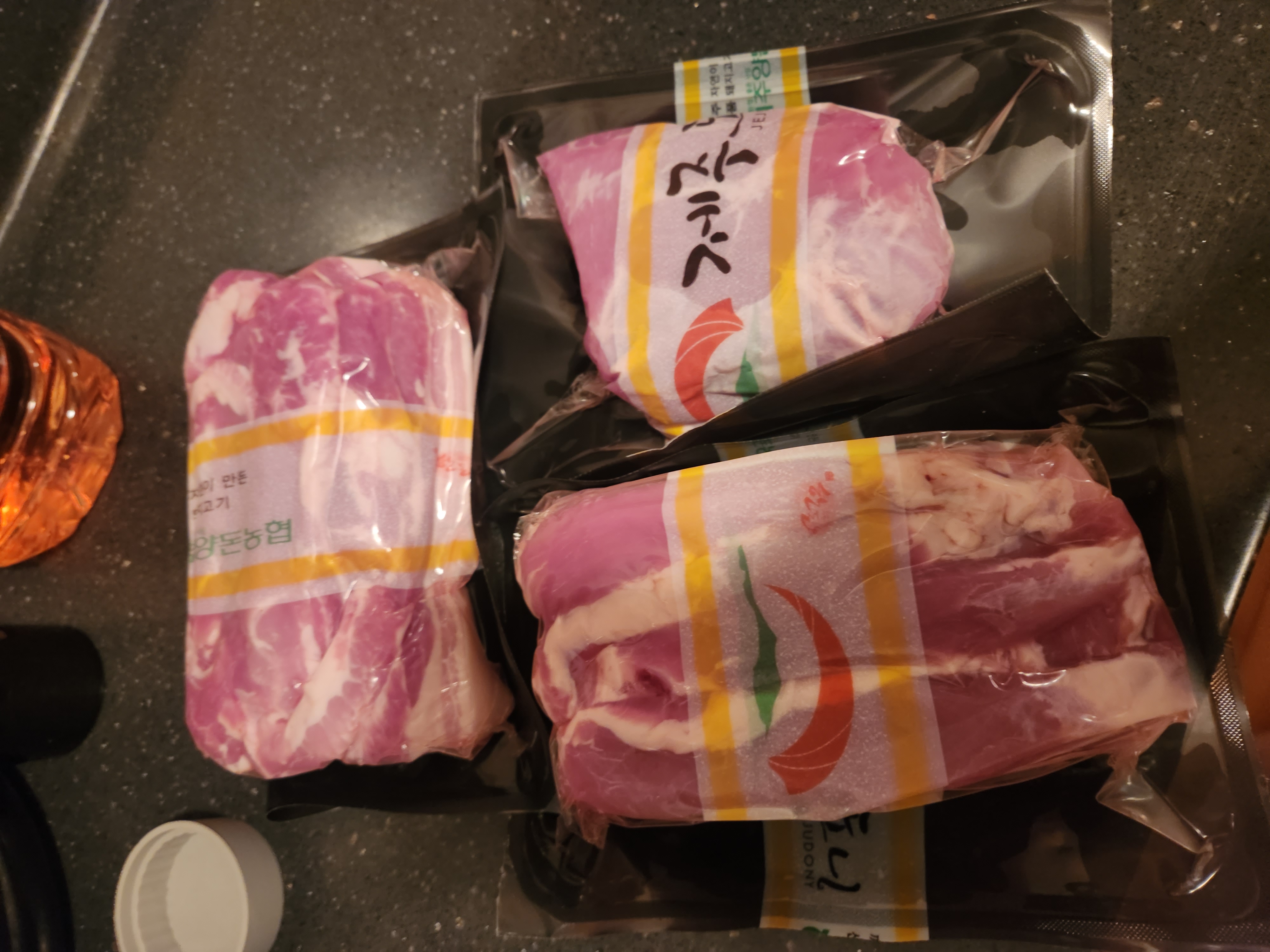 제주양돈농협 삼겹구이용 (500g 2개) + 앞다리 300g 선물 세트-1