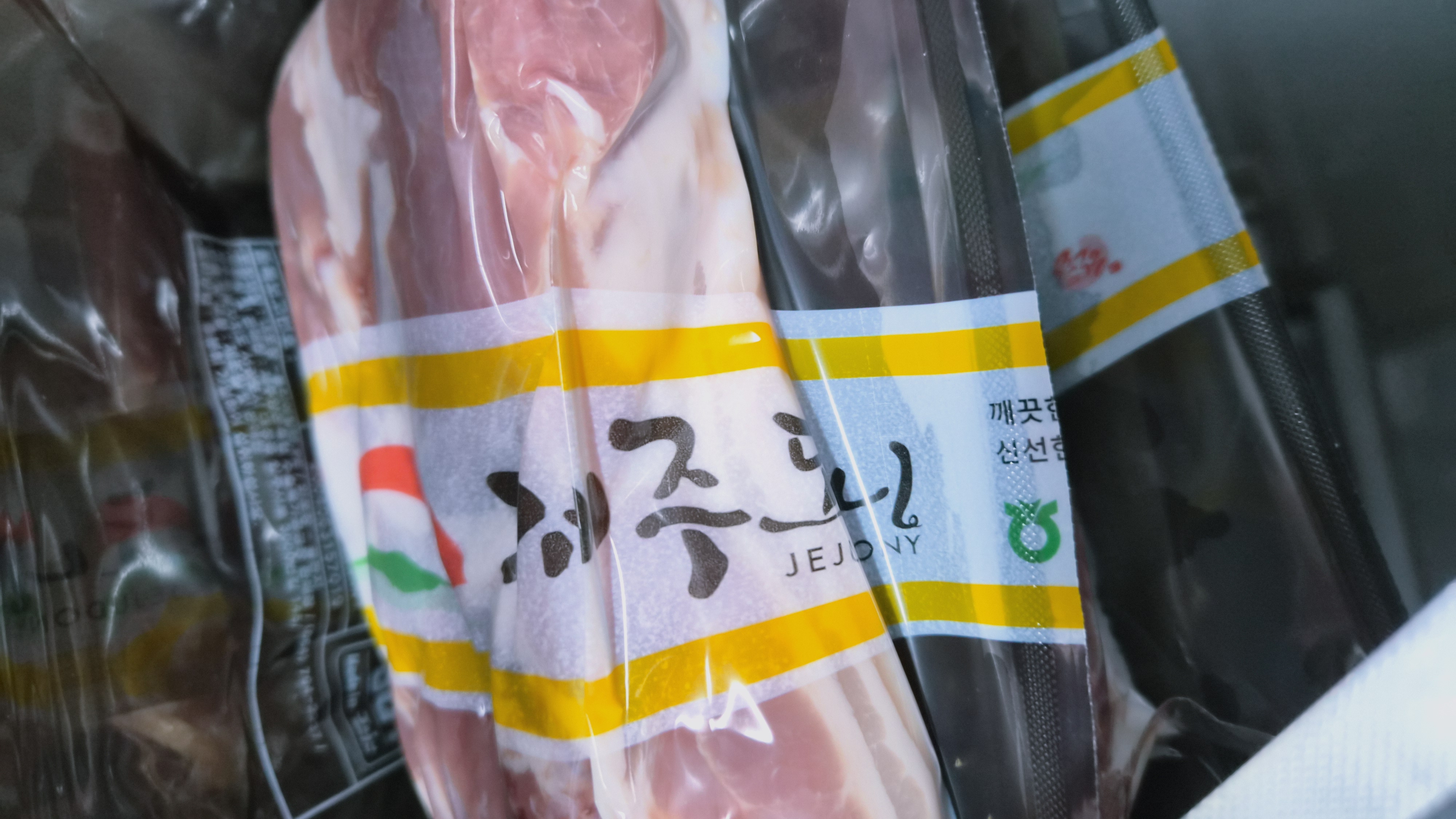 제주양돈농협 삼겹구이용 (500g 2개) + 앞다리 300g 선물 세트-1