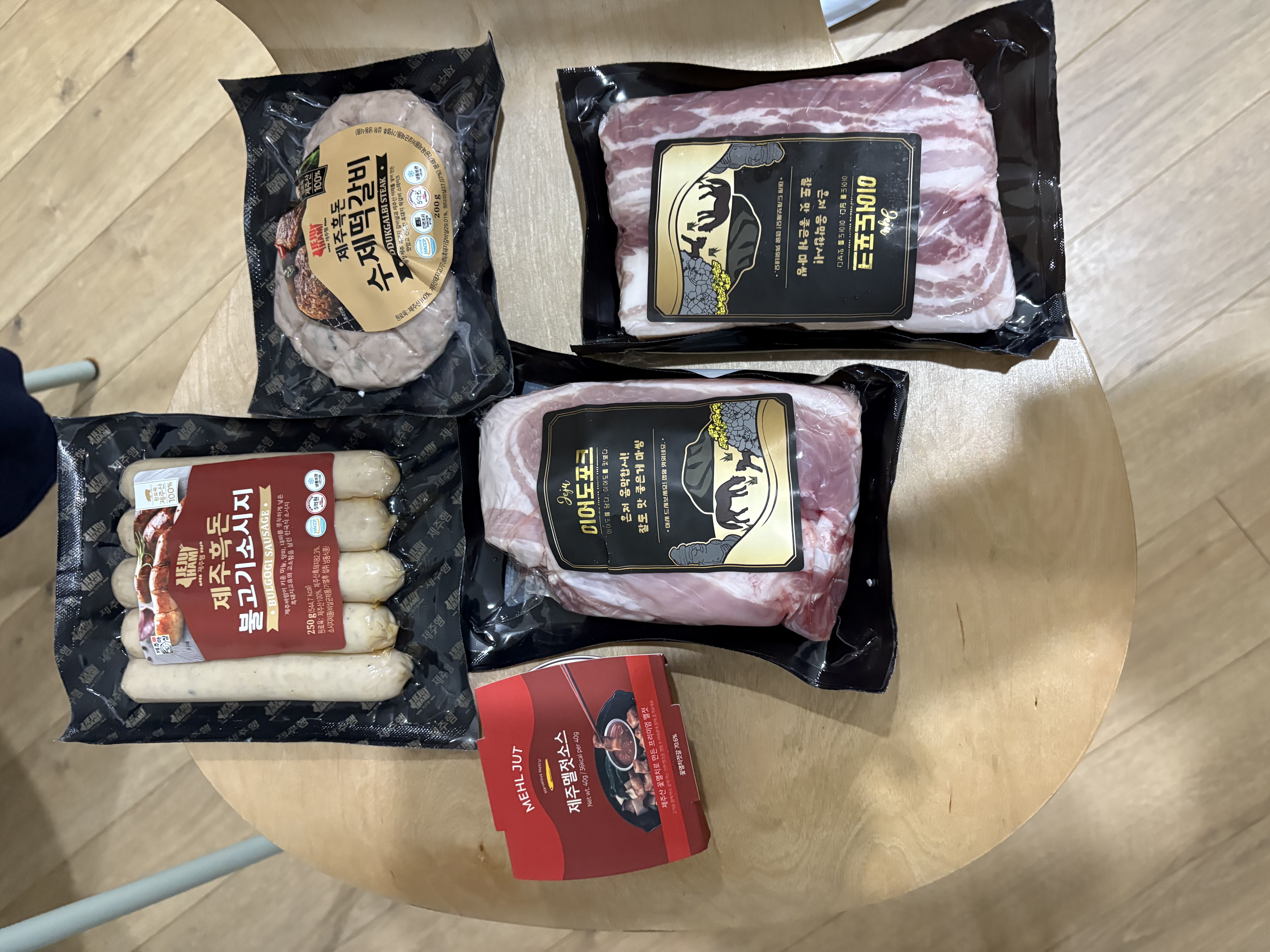 백오겹500g+흑돼지 앞다리살500g+흑돈떡갈비200g+흑돈소세지250g+멜젓소스40g-1