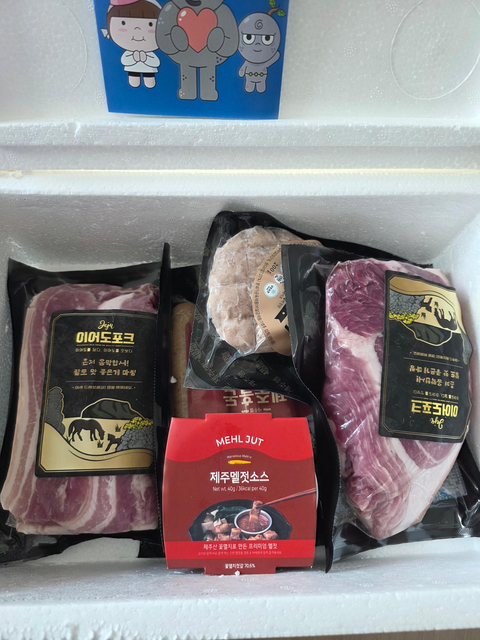 백오겹500g+흑돼지 앞다리살500g+흑돈떡갈비200g+흑돈소세지250g+멜젓소스40g 이미지