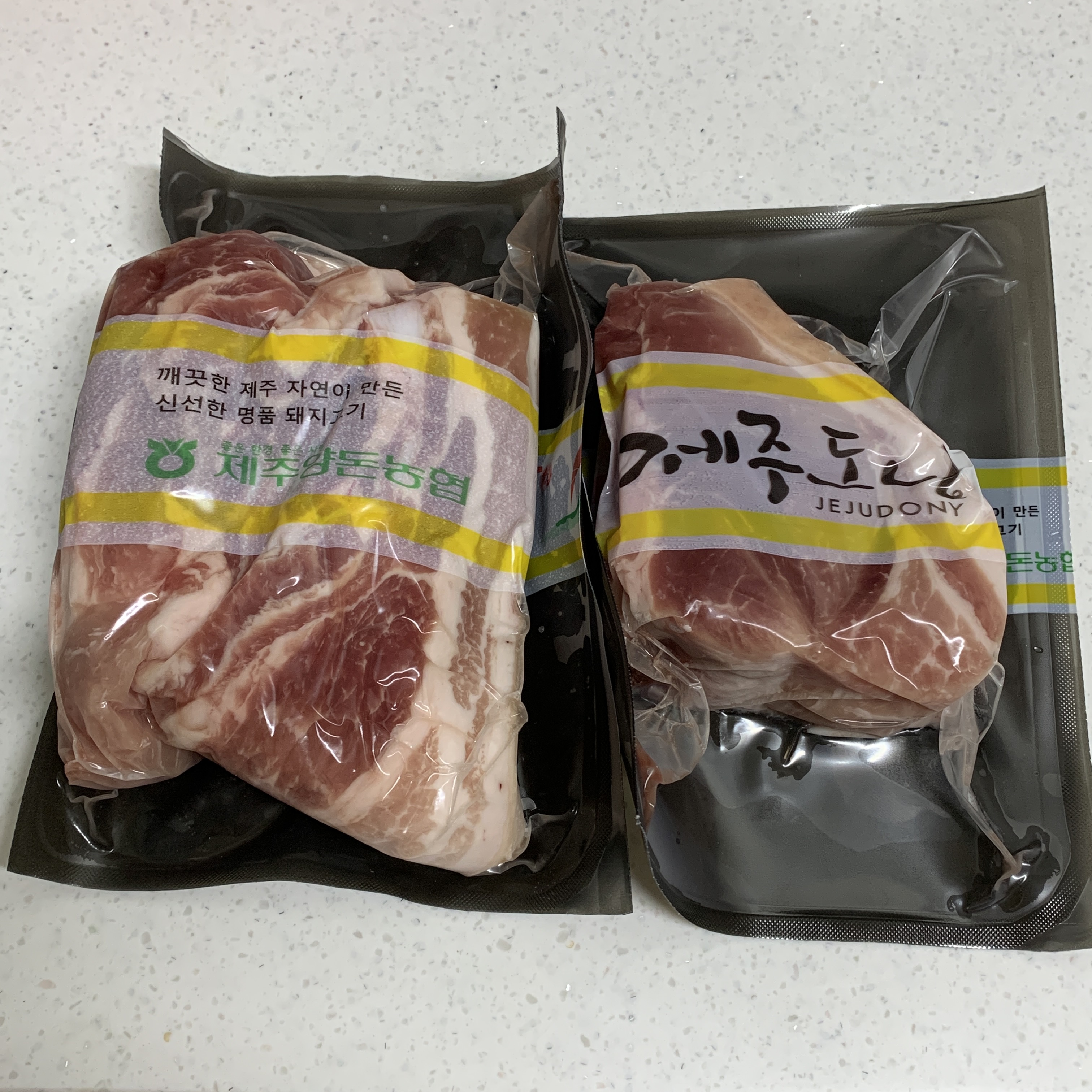 제주양돈농협 삼겹구이용 (500g 2개) + 앞다리 300g 선물 세트-1