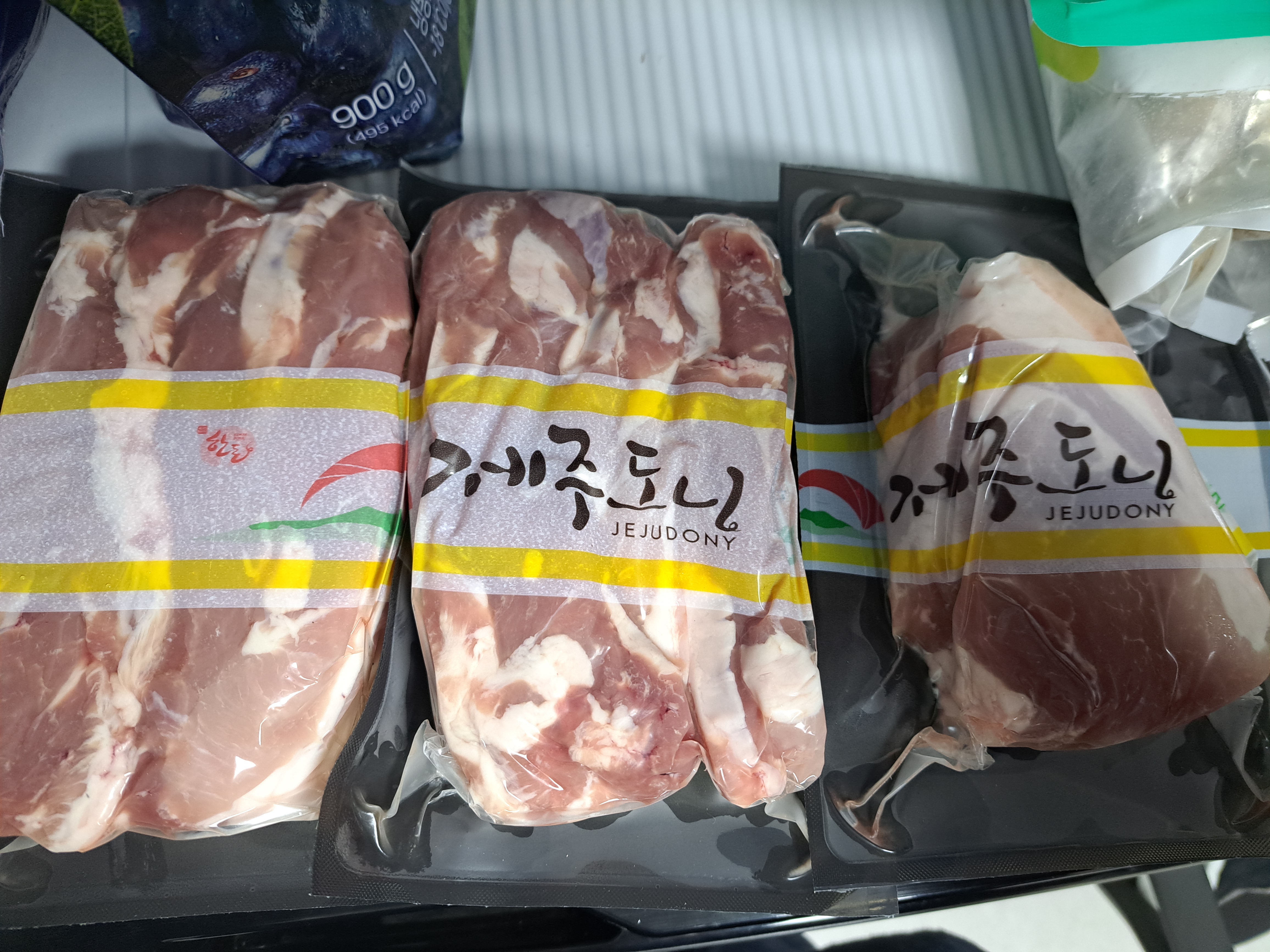 제주양돈농협 삼겹구이용 (500g 2개) + 앞다리 300g 선물 세트-1