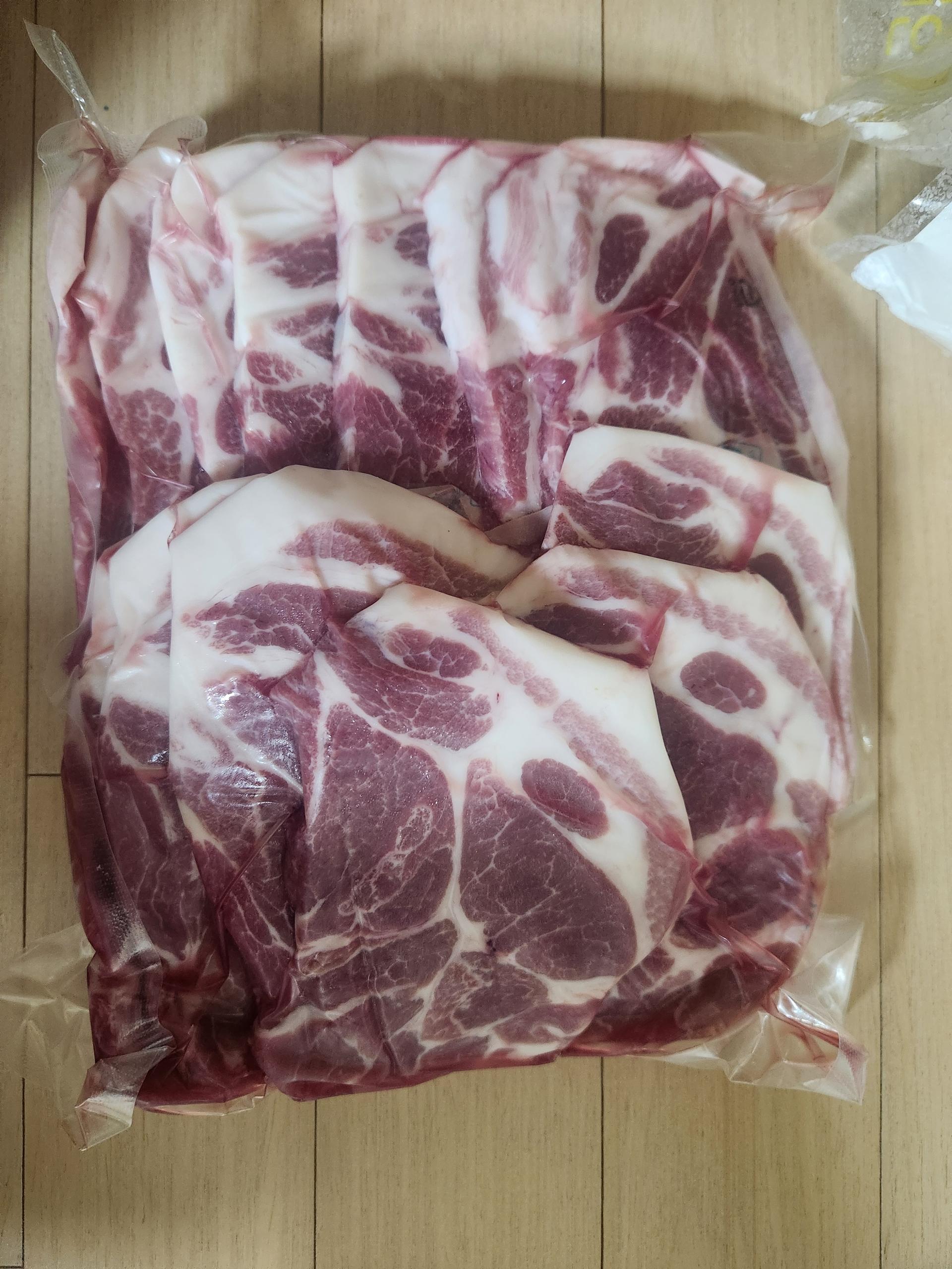 현대식육식당 프리미엄 돼지고기 1kg (삼겹살, 목살, 등갈비 중 선택) + 각 부위별 200g 증량