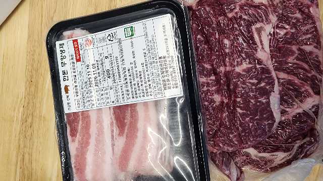 1+ 등급 한우 등심 400g (300g+100g) + 곰탕세트 or 대패삼겹살400g 추가증정-1