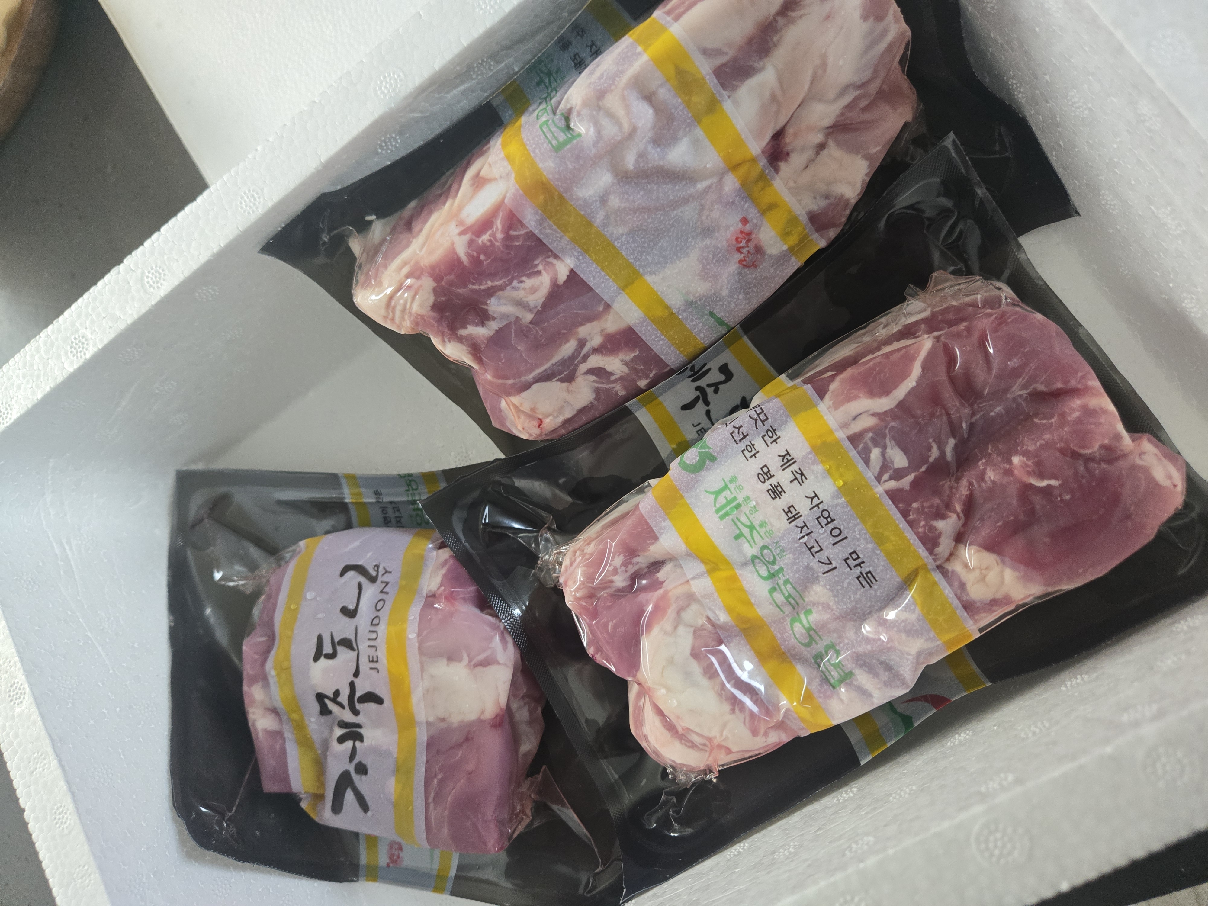 제주양돈농협 삼겹구이용 (500g 2개) + 앞다리 300g 선물 세트-1