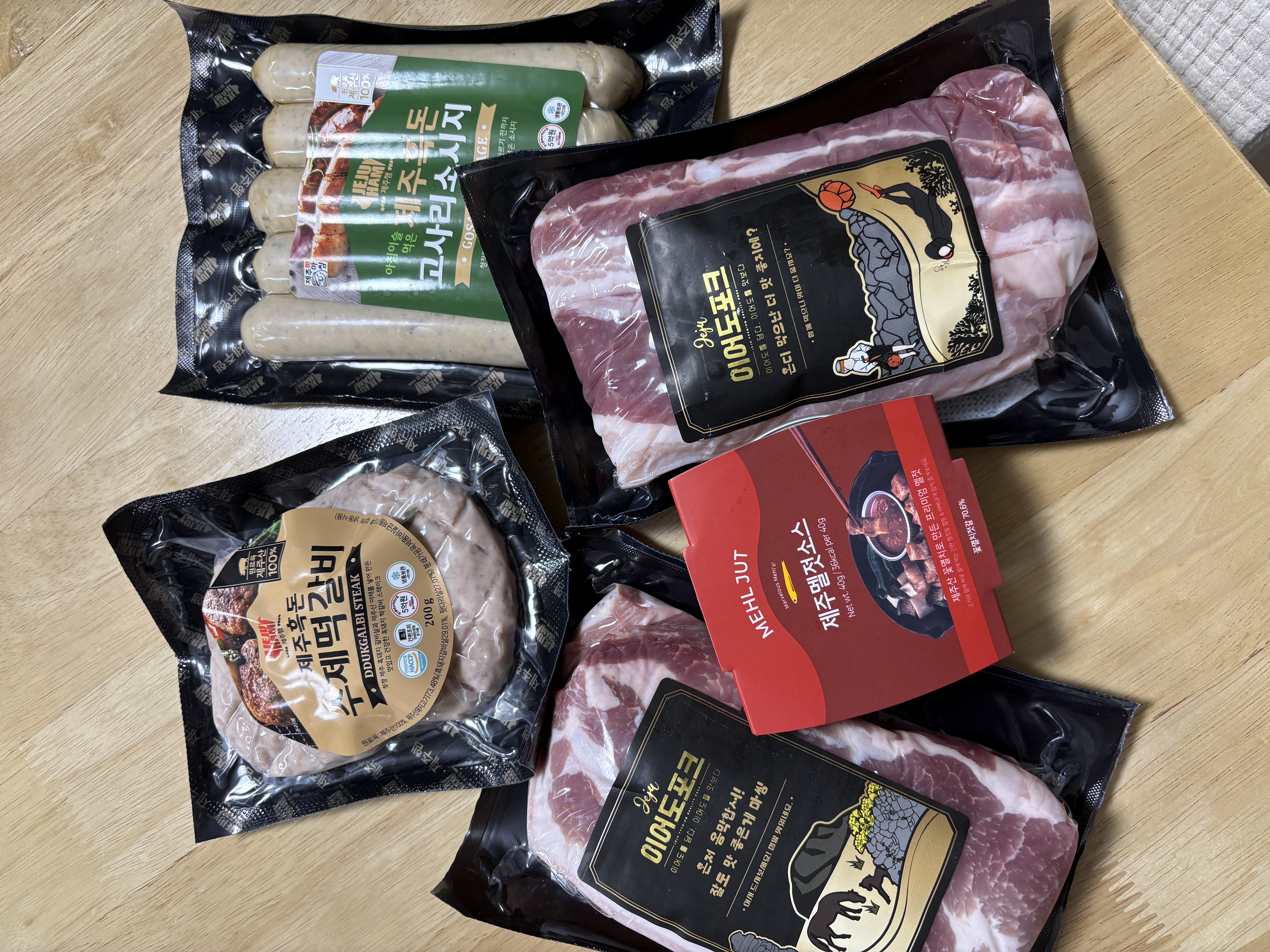 백오겹500g+흑돼지 앞다리살500g+흑돈떡갈비200g+흑돈소세지250g+멜젓소스40g-1