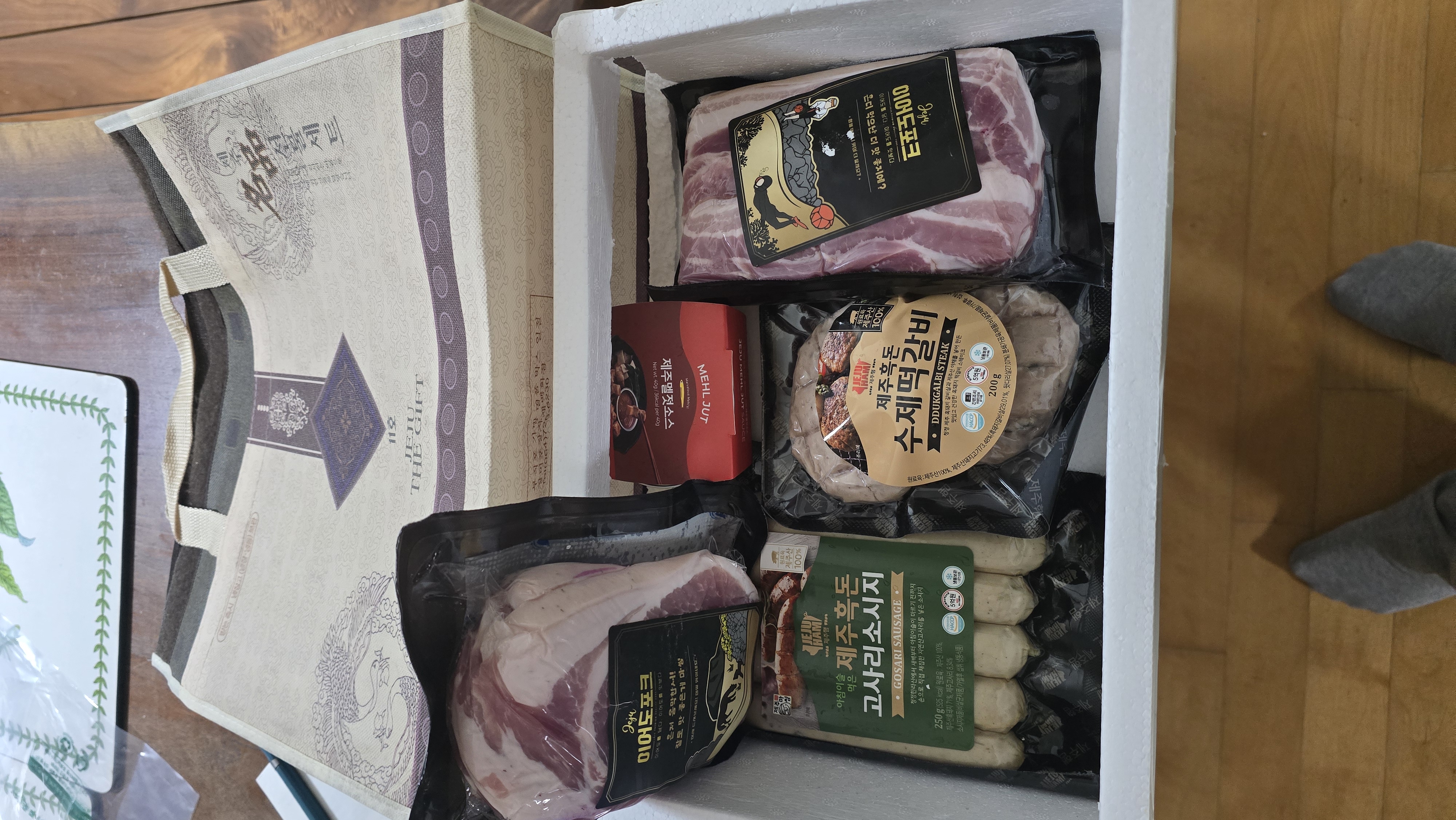 백오겹500g+흑돼지 앞다리살500g+흑돈떡갈비200g+흑돈소세지250g+멜젓소스40g-1