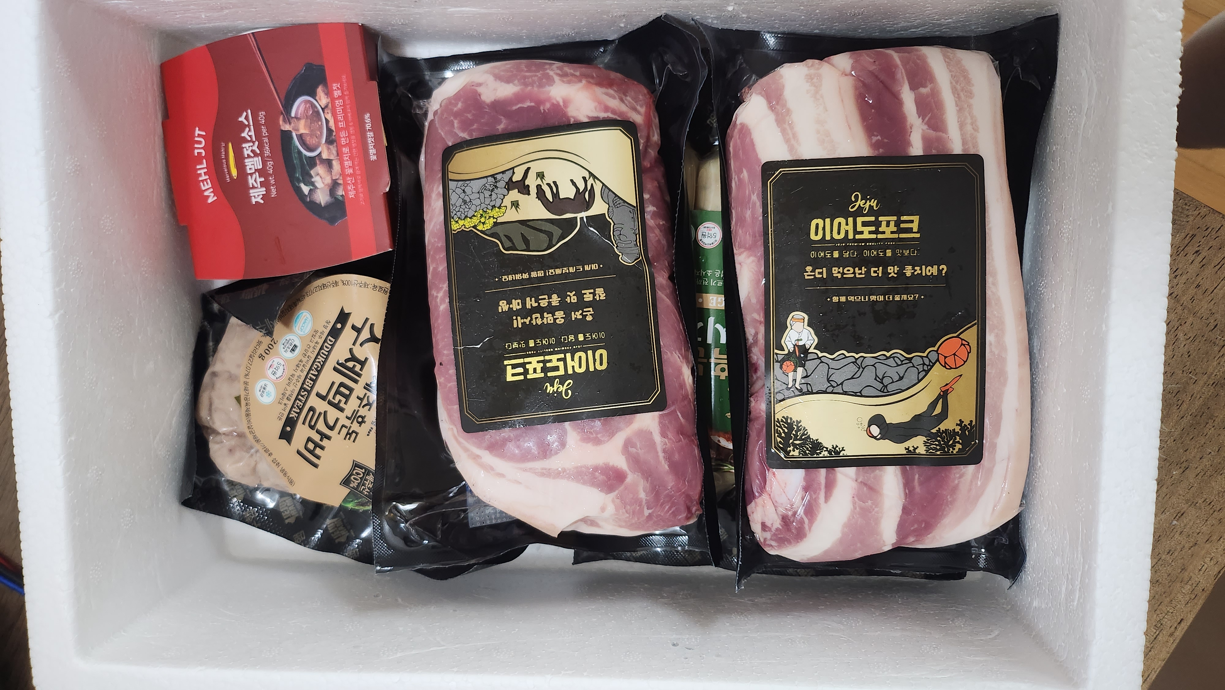 백오겹500g+흑돼지 앞다리살500g+흑돈떡갈비200g+흑돈소세지250g+멜젓소스40g-1