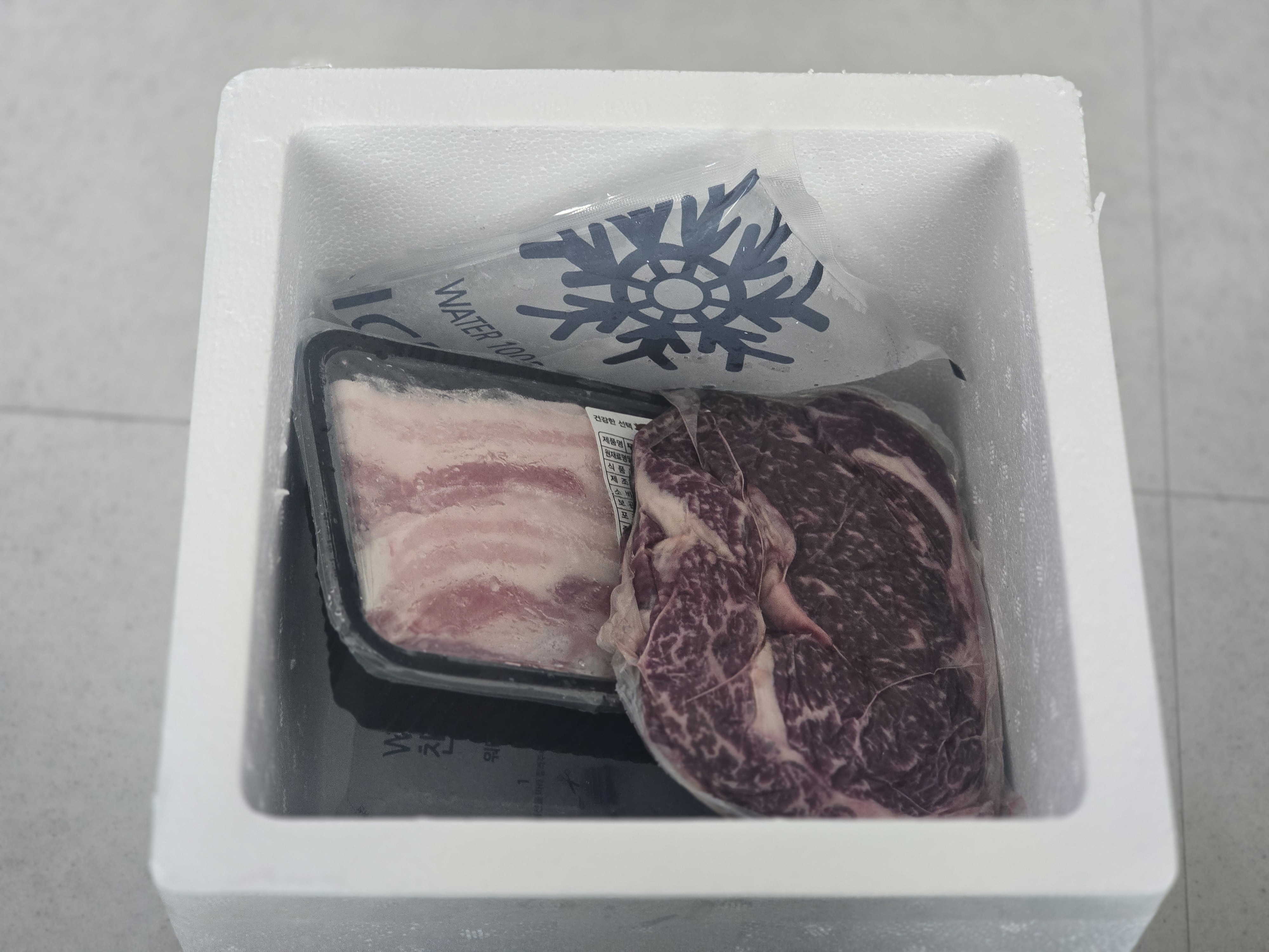 1+ 등급 한우 등심 400g (300g+100g) + 곰탕세트 or 대패삼겹살400g 추가증정-1