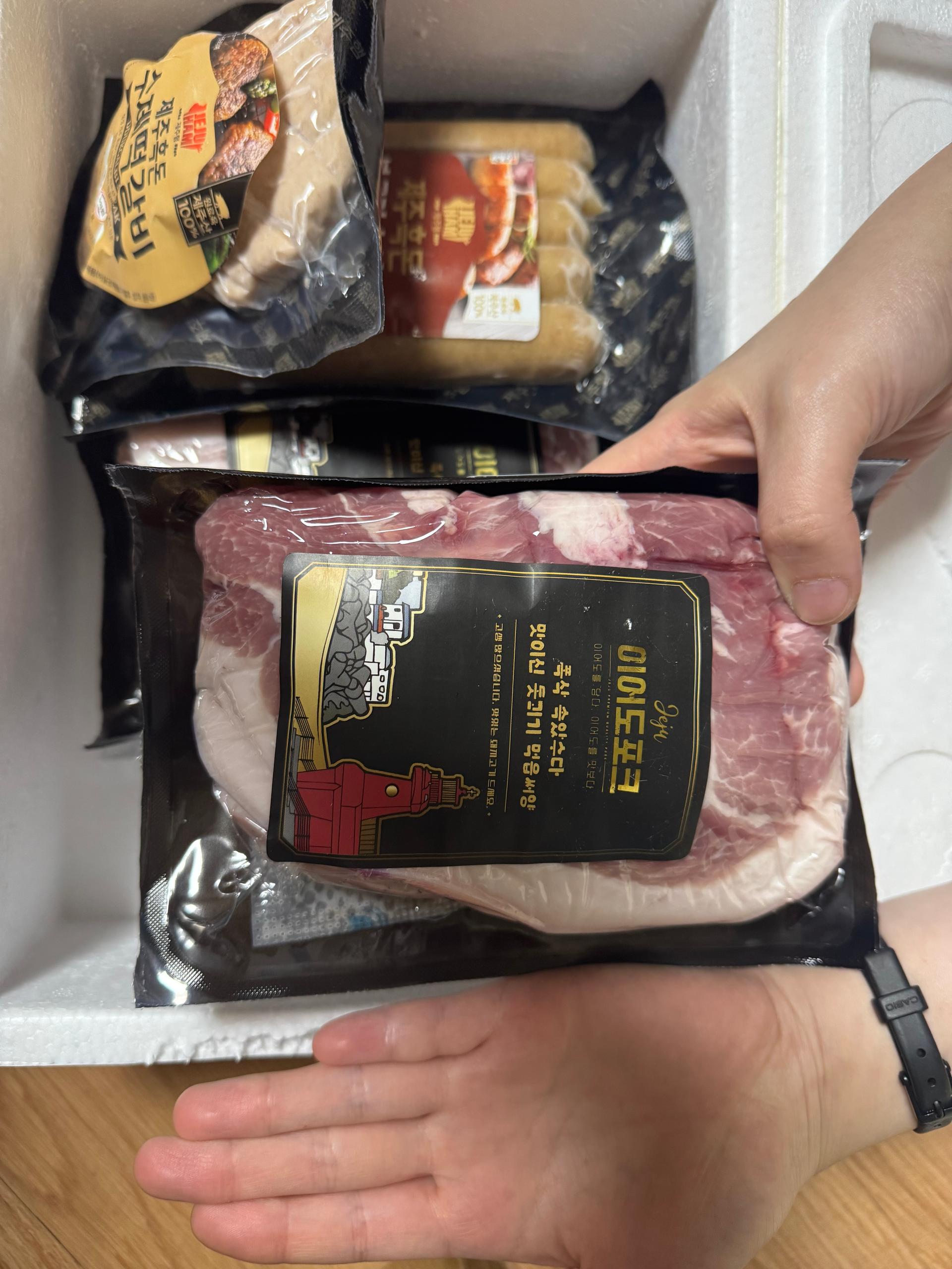 백오겹500g+흑돼지 앞다리살500g+흑돈떡갈비200g+흑돈소세지250g+멜젓소스40g 이미지