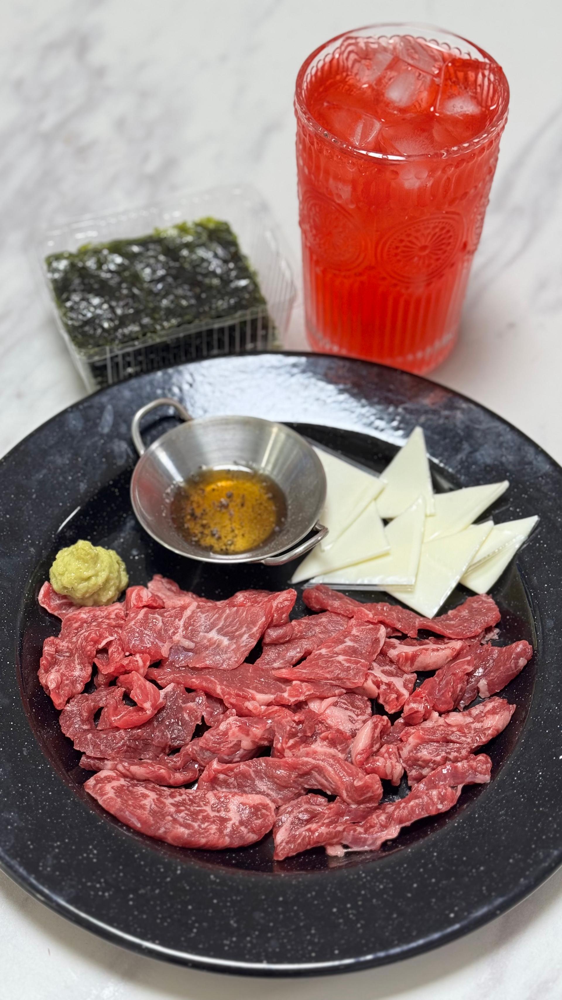 한우 실속구이 400g + 국거리 200g + 곰탕세트 500g*2팩 or 대패삼겹살400g 추가증정